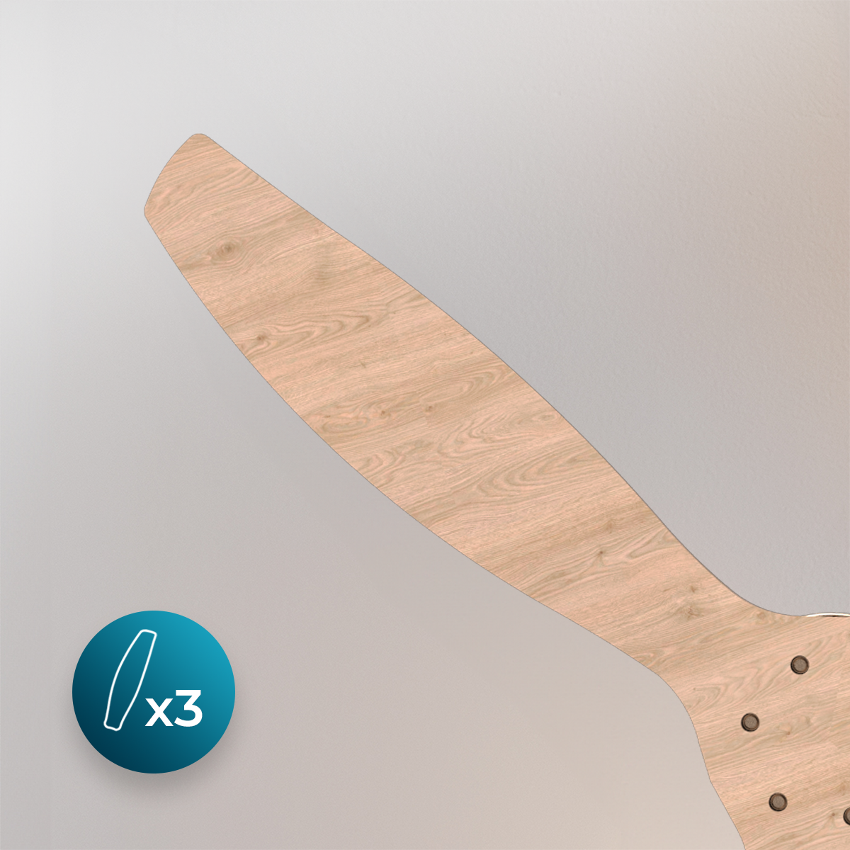 Ein leichter Holzdeckenventilatorflügel auf weißem Grund mit einem runden Symbol für drei Klingen.
