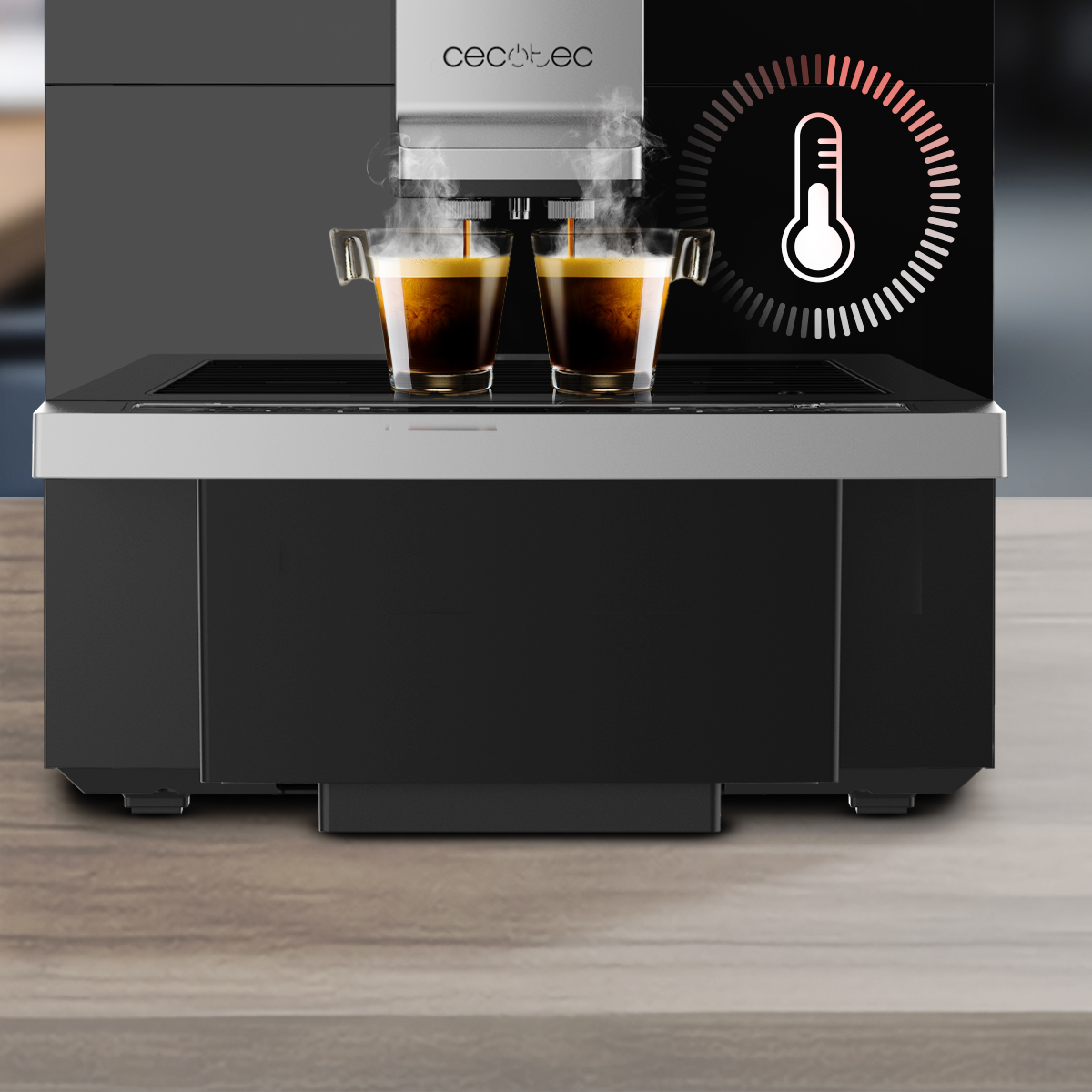 Una cafetera llena dos tazas de cristal con café fresco, acompañada de un icono de termómetro digital.