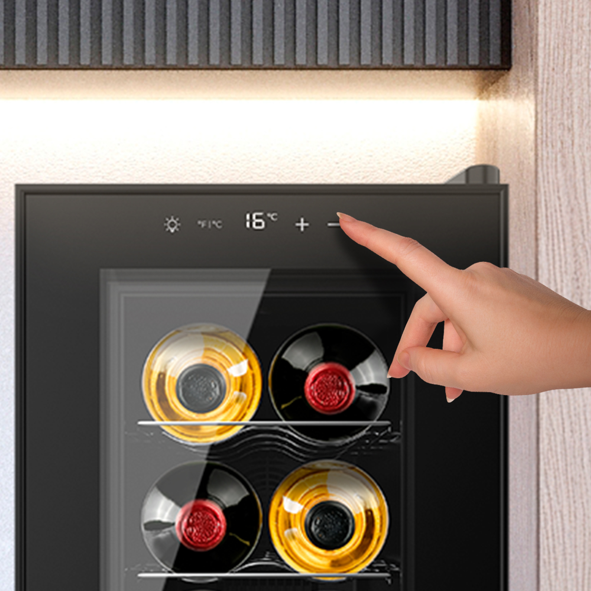 Una mano tocca il pannello di controllo digitale di una cantinetta per vini con quattro bottiglie.