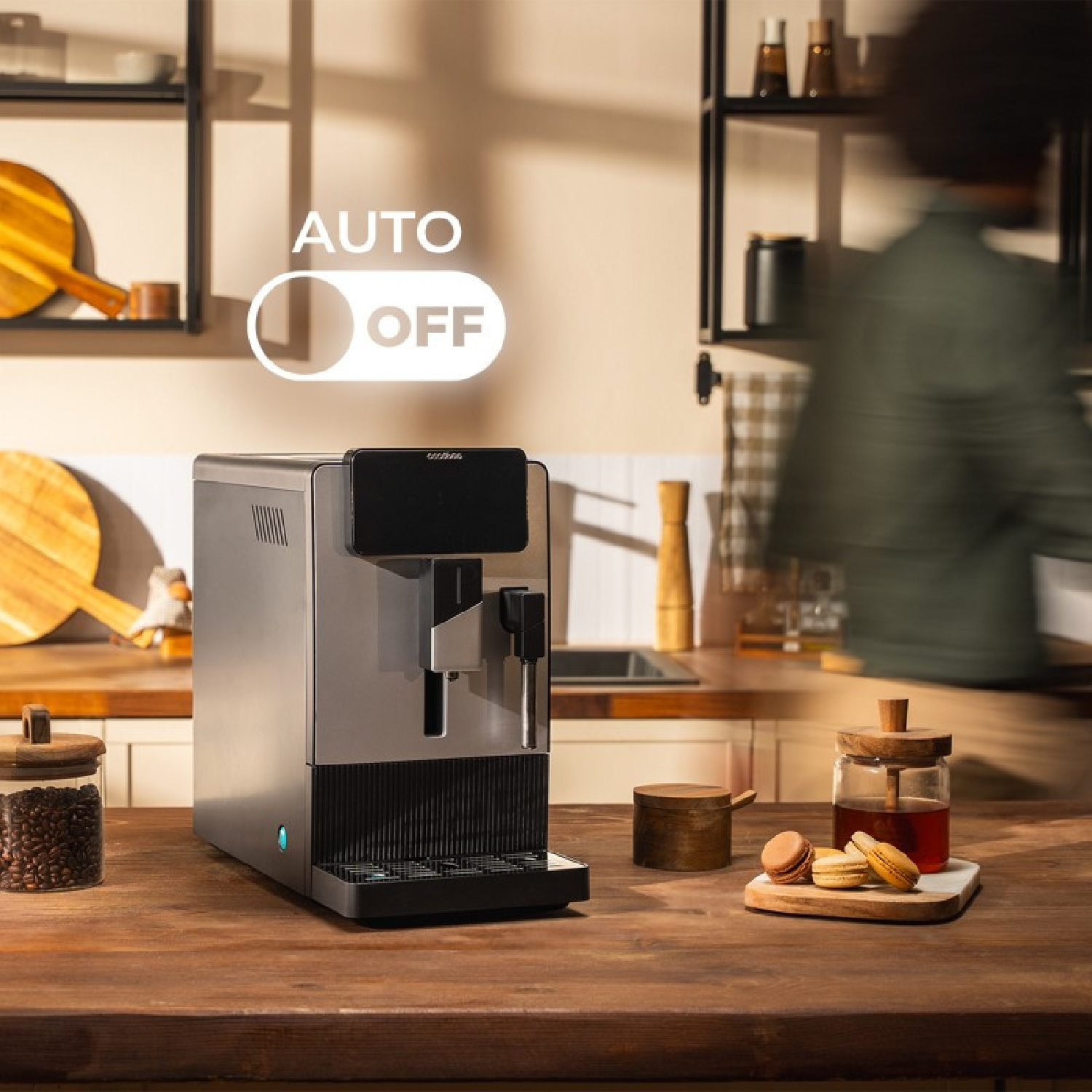 Moderna macchina da caffè su tavolo in legno con icona di spegnimento automatico.