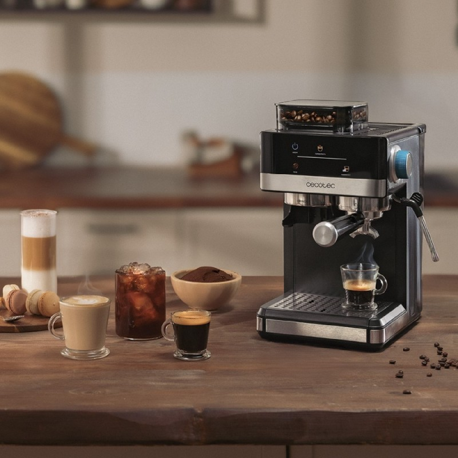 Una cafetera expreso en una mesa de madera con café, macarrones, un bol de café molido y granos esparcidos.
