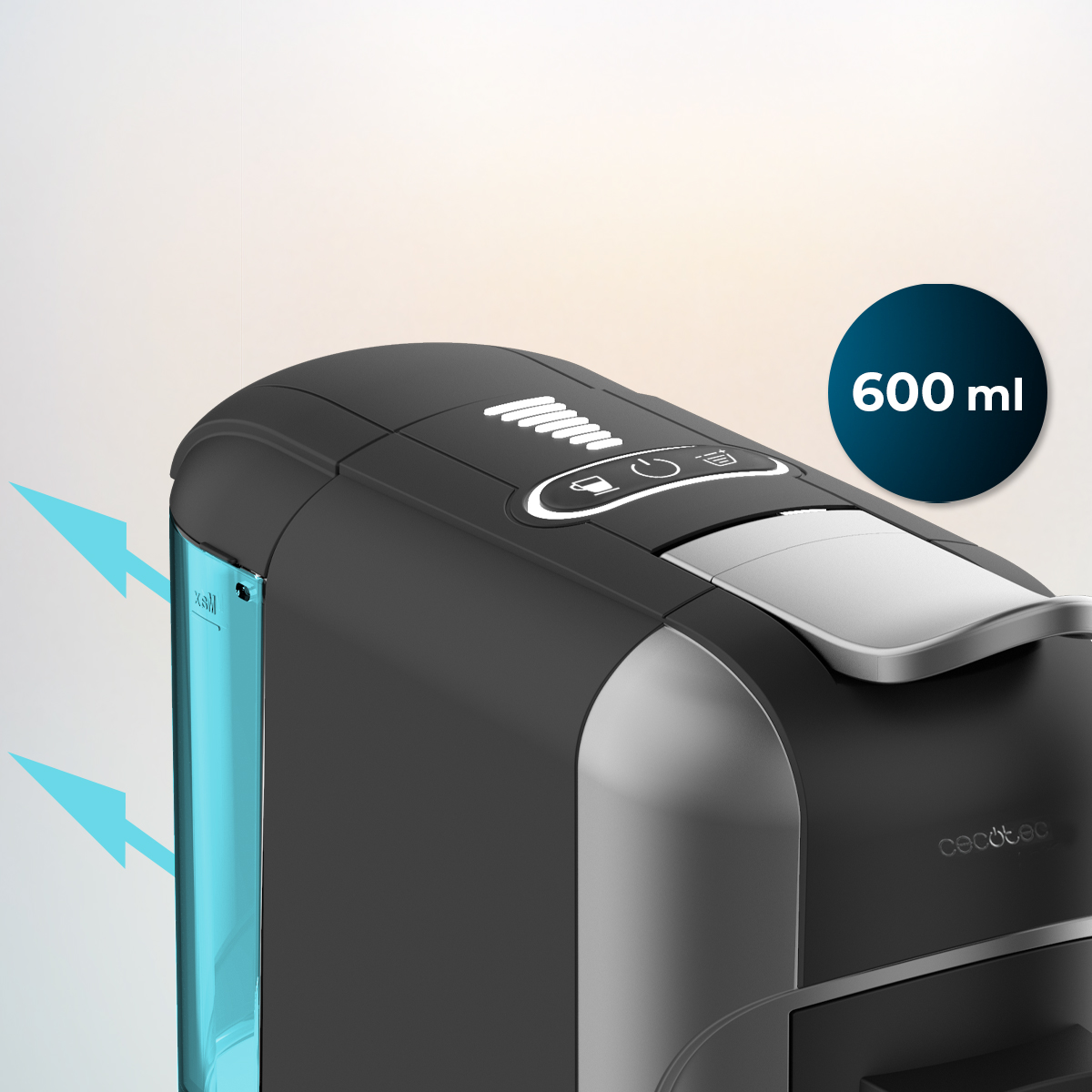 Schwarze Kaffeemaschine mit blauem Wassertank und 600 ml Anzeige auf hellem Hintergrund.