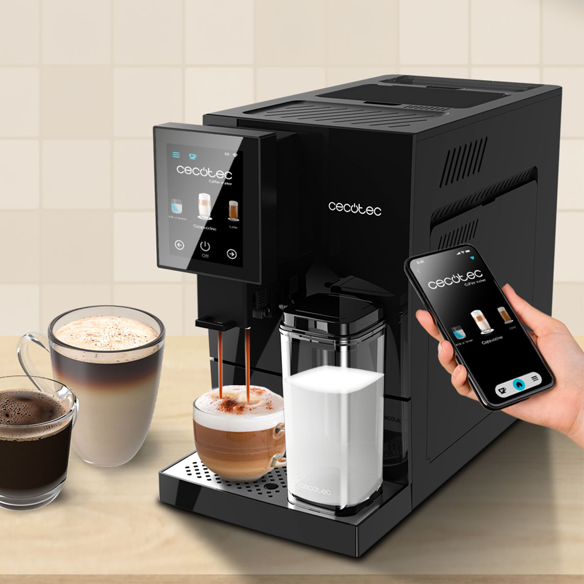 Una macchina da caffè nera Cecotec eroga caffè, controllata tramite un'app su uno smartphone.