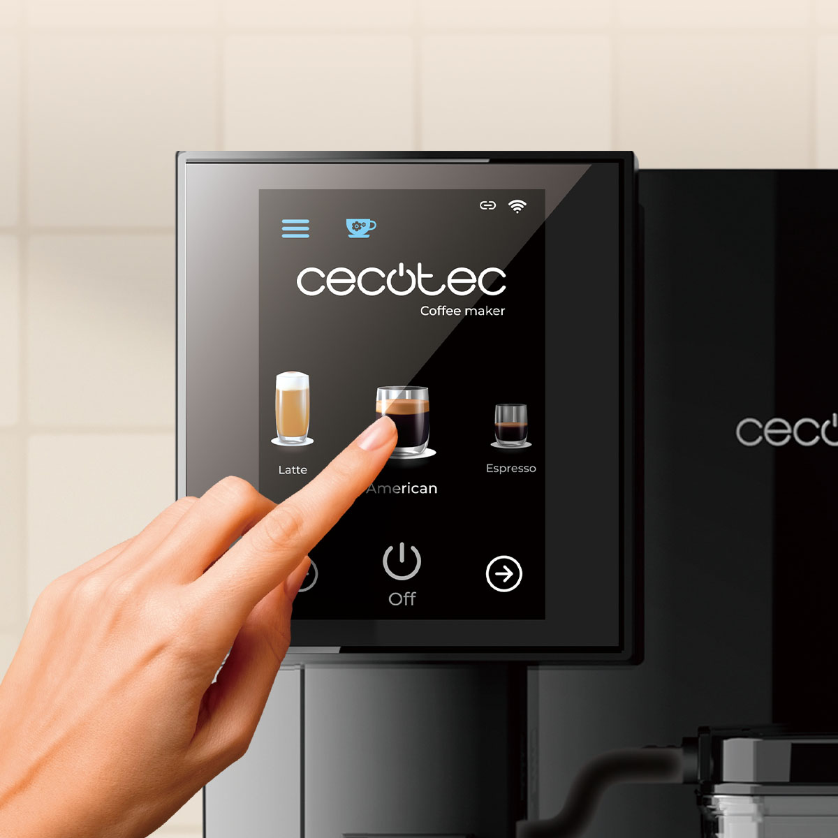 Una mano tocca il touch screen digitale di una moderna macchina da caffè Cecotec nera, selezionando l'americano.