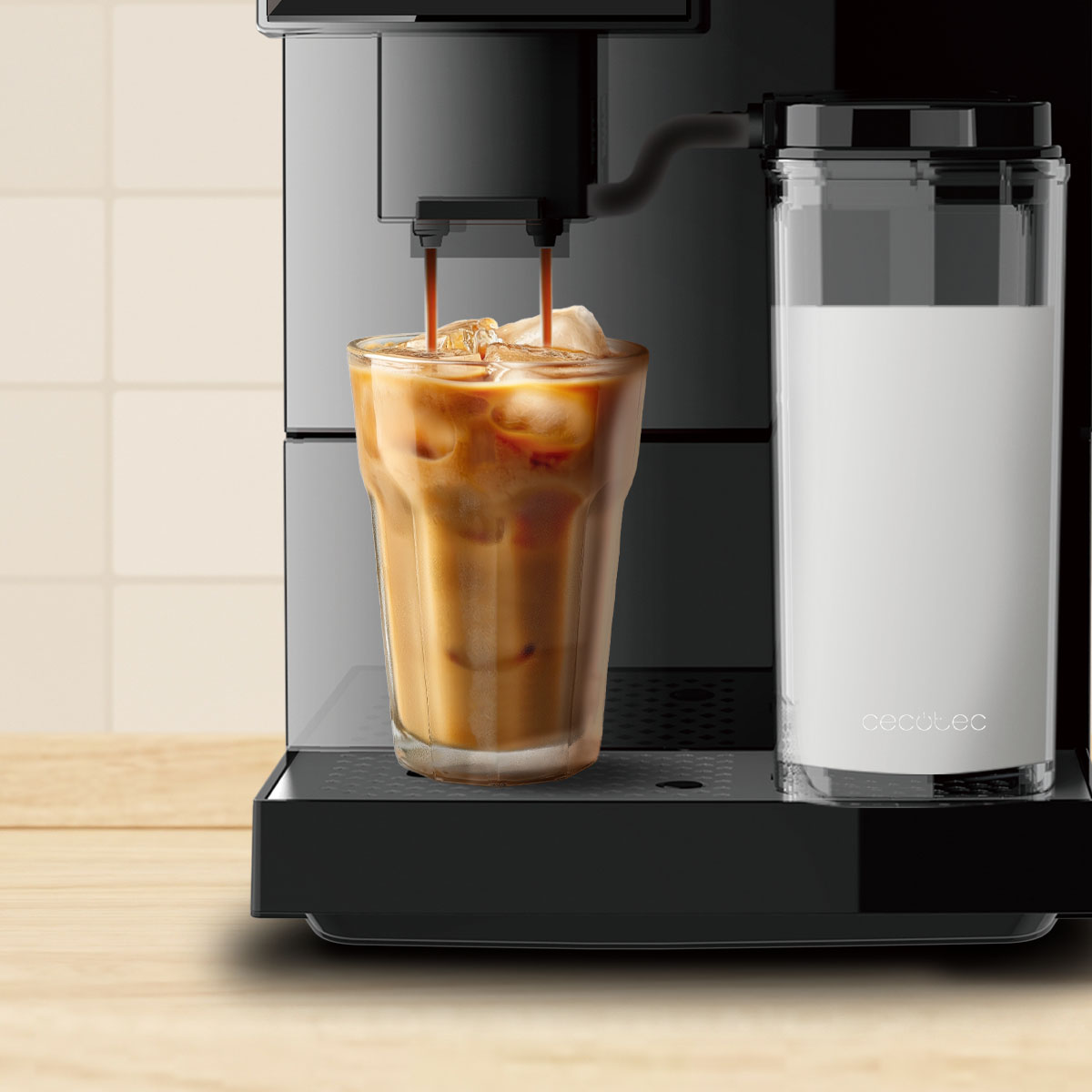 Macchina da caffè versa il caffè in un bicchiere con ghiaccio, vicino al contenitore del latte.