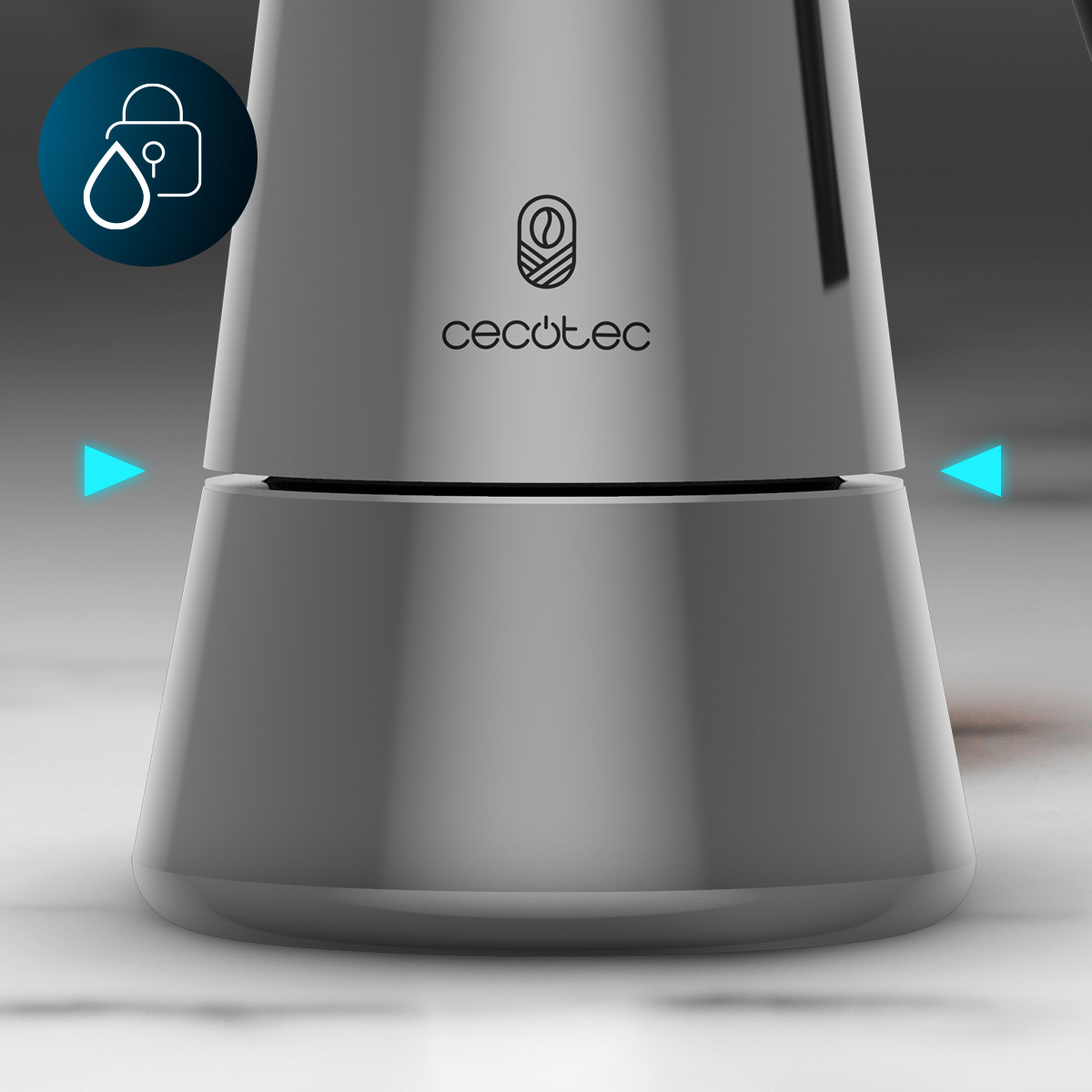 Caffettiera espresso Cecotec grigia lucida con icona lucchetto e frecce blu su sfondo chiaro.