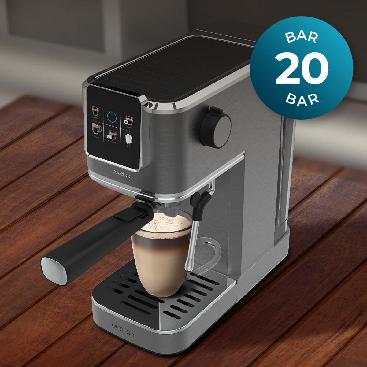Cafetera espresso gris moderna sobre superficie de madera con taza llena y sello de 20 bar.