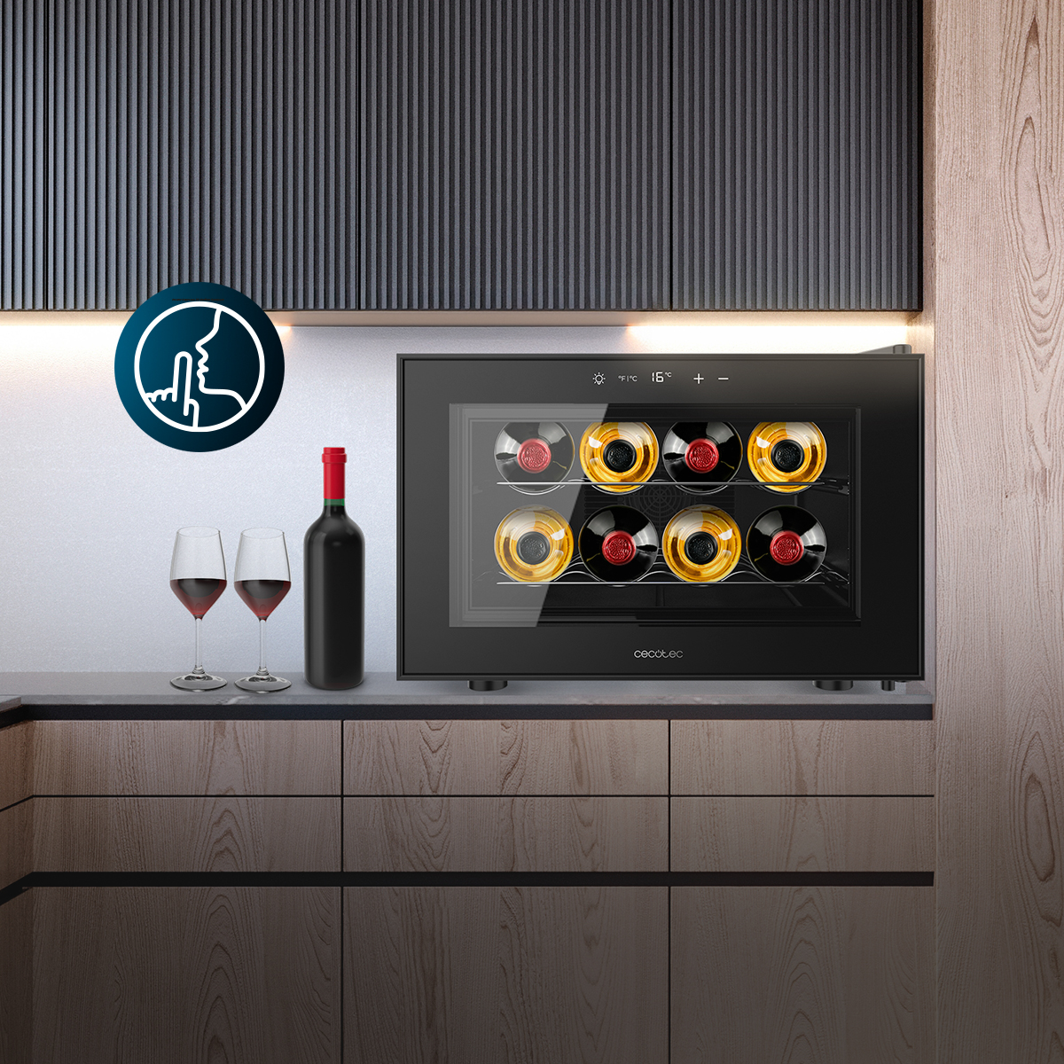 Una cantinetta per vino nera su un piano di lavoro con bottiglie e bicchieri.