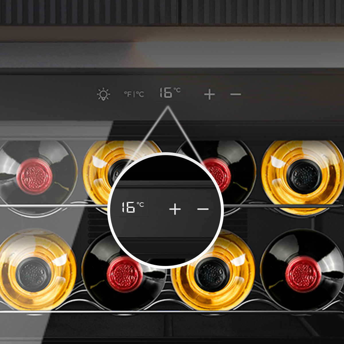 Cantinetta per vino con display digitale a 16 gradi e bottiglie.
