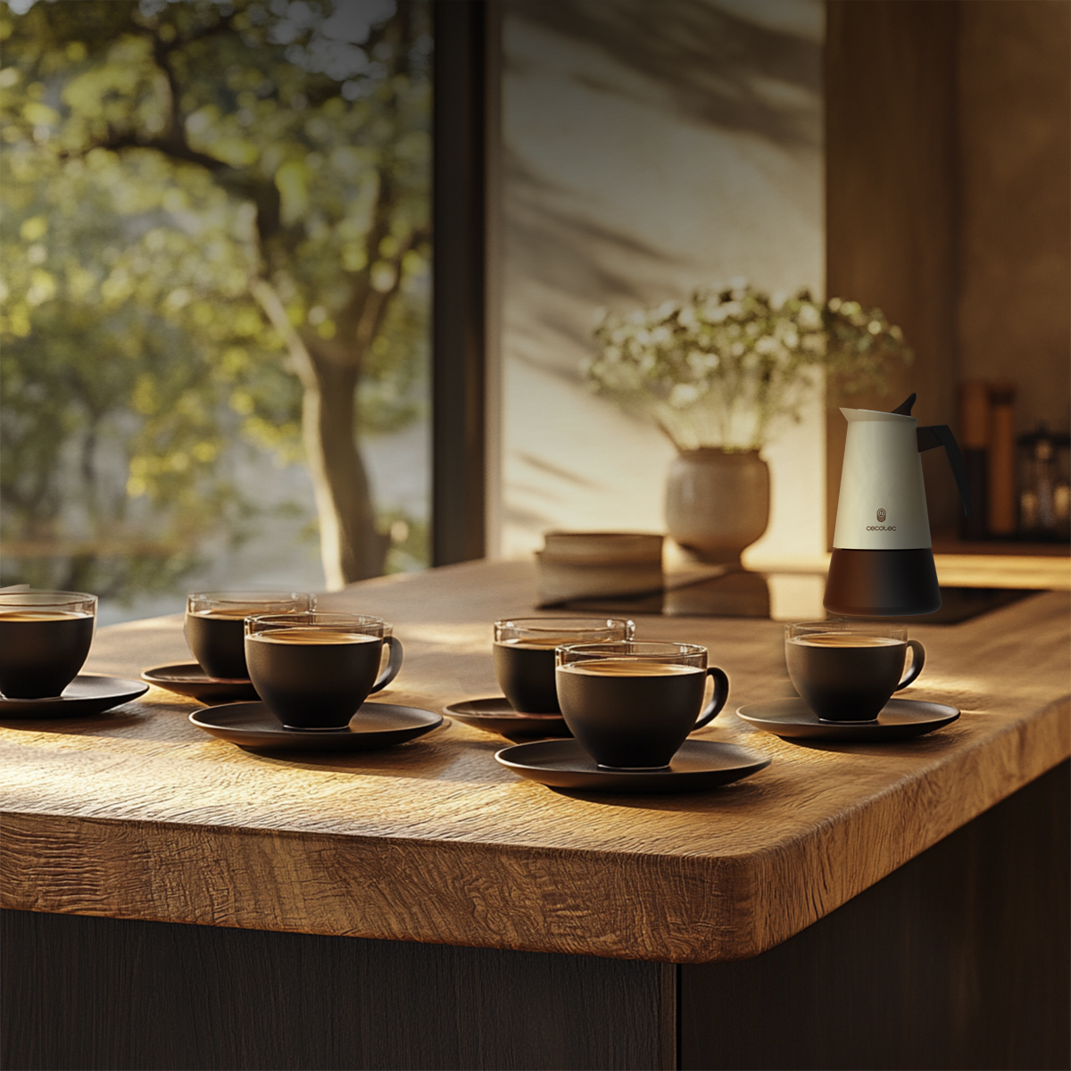 Diverse tazze di caffè nere sono su un tavolo di legno in una cucina soleggiata.