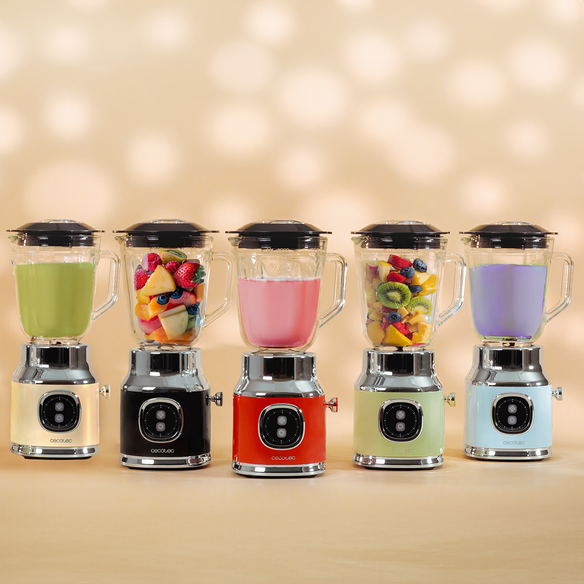 Fünf Retro-Standmixer in Creme, Schwarz, Rot, Grün und Blau, gefüllt mit bunten Früchten und Smoothies, vor beigem Hintergrund.