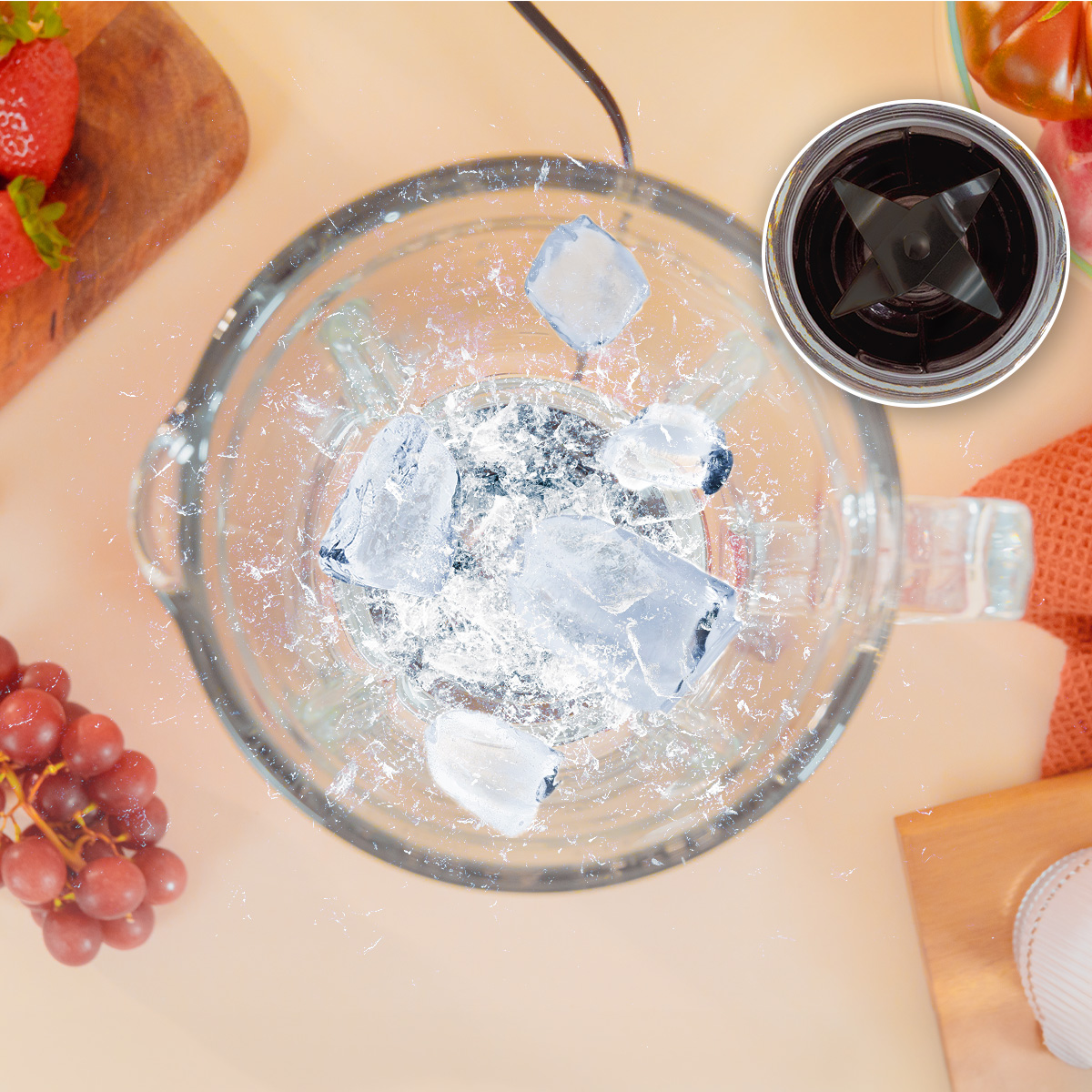 Eiswürfel und Wasser spritzen in einem offenen Mixer, mit Früchten im Hintergrund.