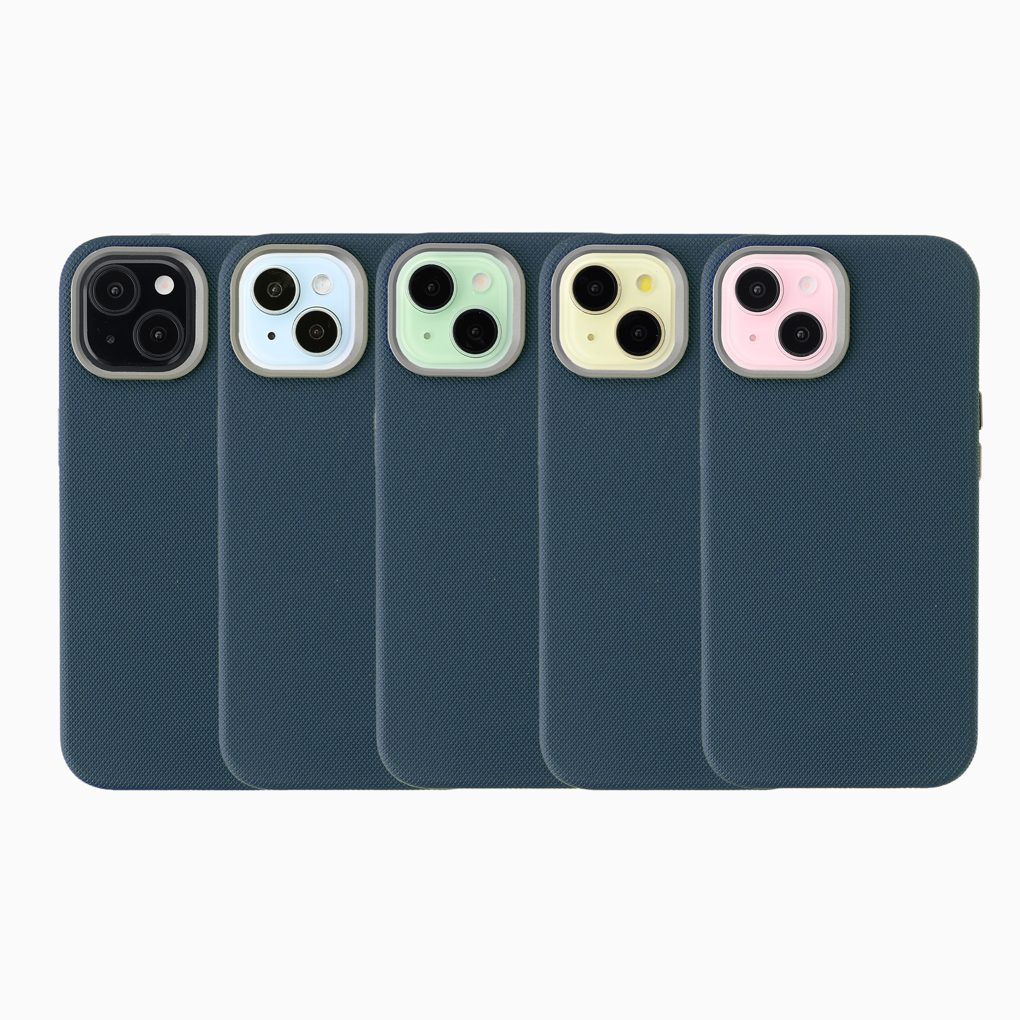Vijf donkerblauwe smartphonehoesjes met verschillende gekleurde cameraomlijstingen op wit.