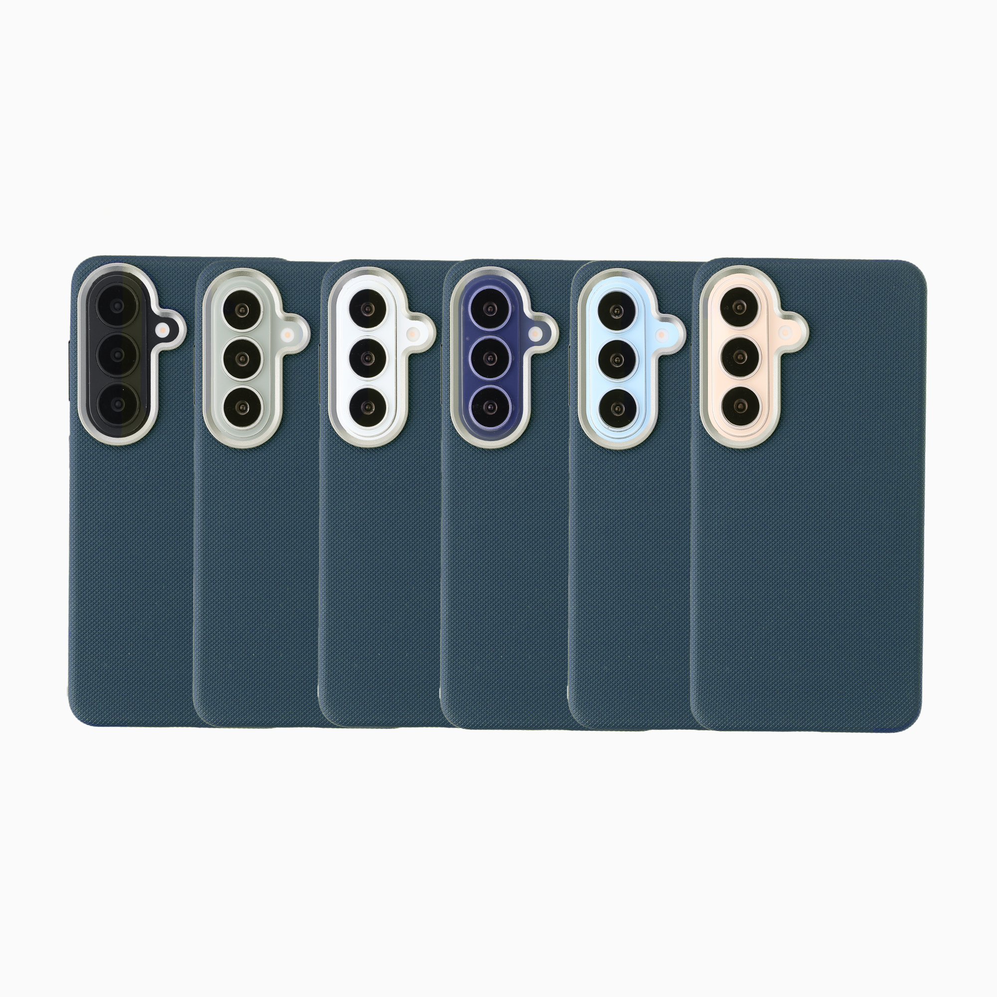 Sei cover per smartphone blu scuro con bordi fotocamera colorati allineate su sfondo bianco.