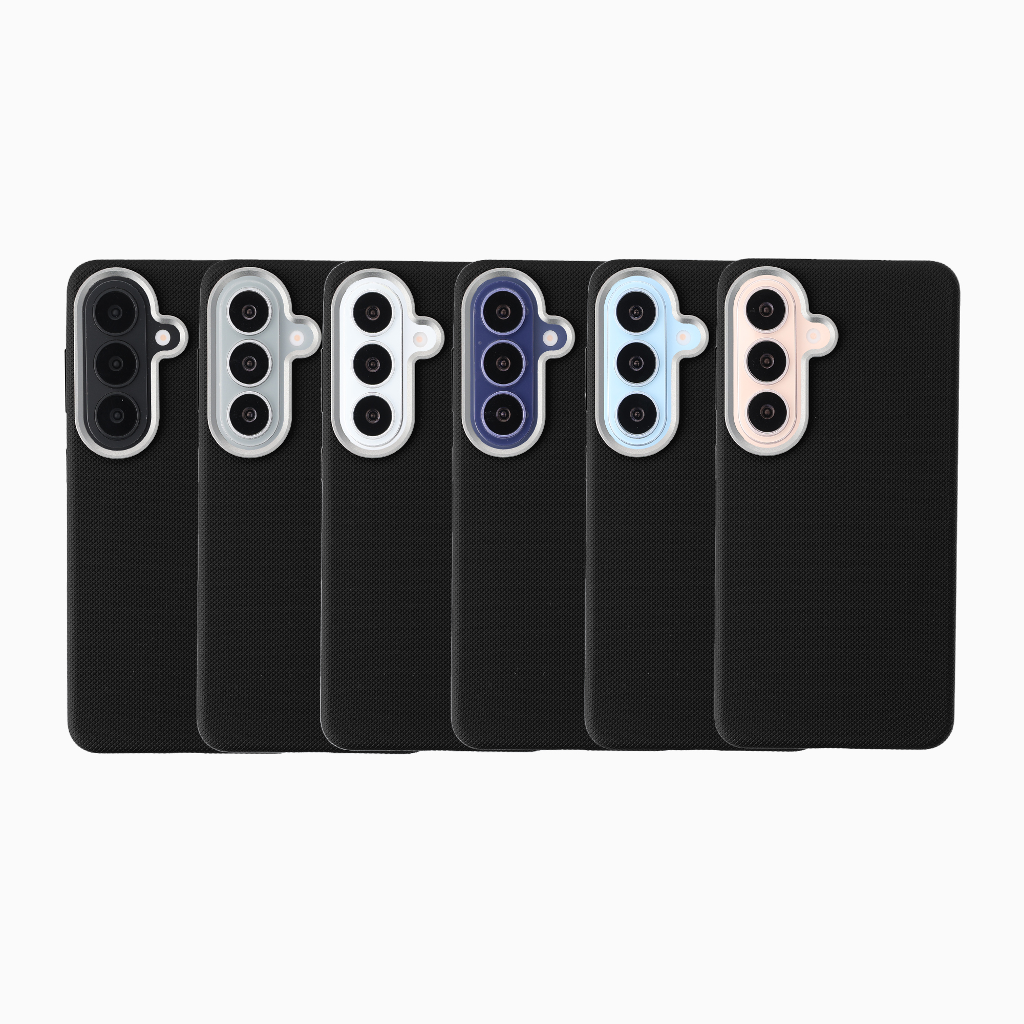 Sei cover nere per smartphone con moduli tripla fotocamera verticali di colori diversi in fila.