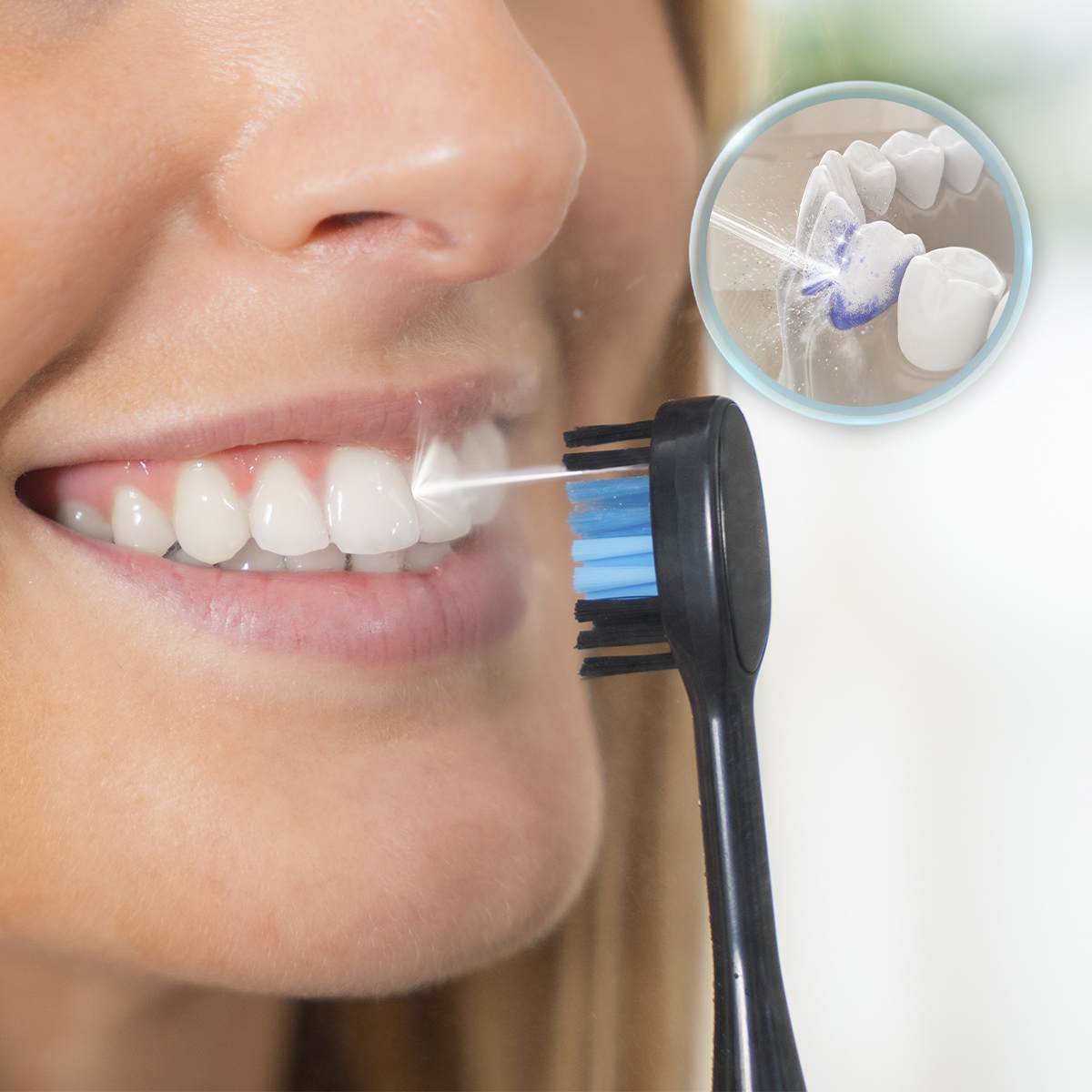 Una mujer sostiene un cepillo de dientes negro con cerdas azules contra sus dientes blancos, con una ilustración al fondo.