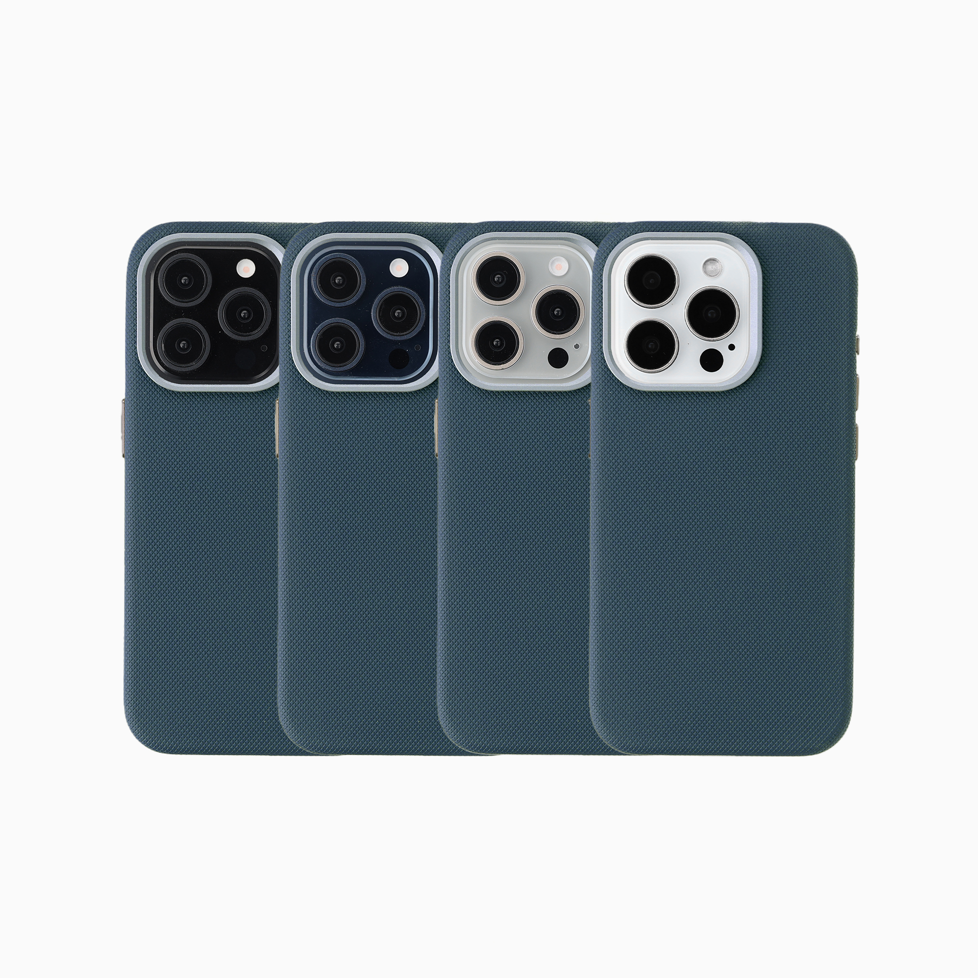 Vier blaue Smartphones mit verschiedenen Kameraeinstellungen und Hüllen auf weißem Hintergrund.