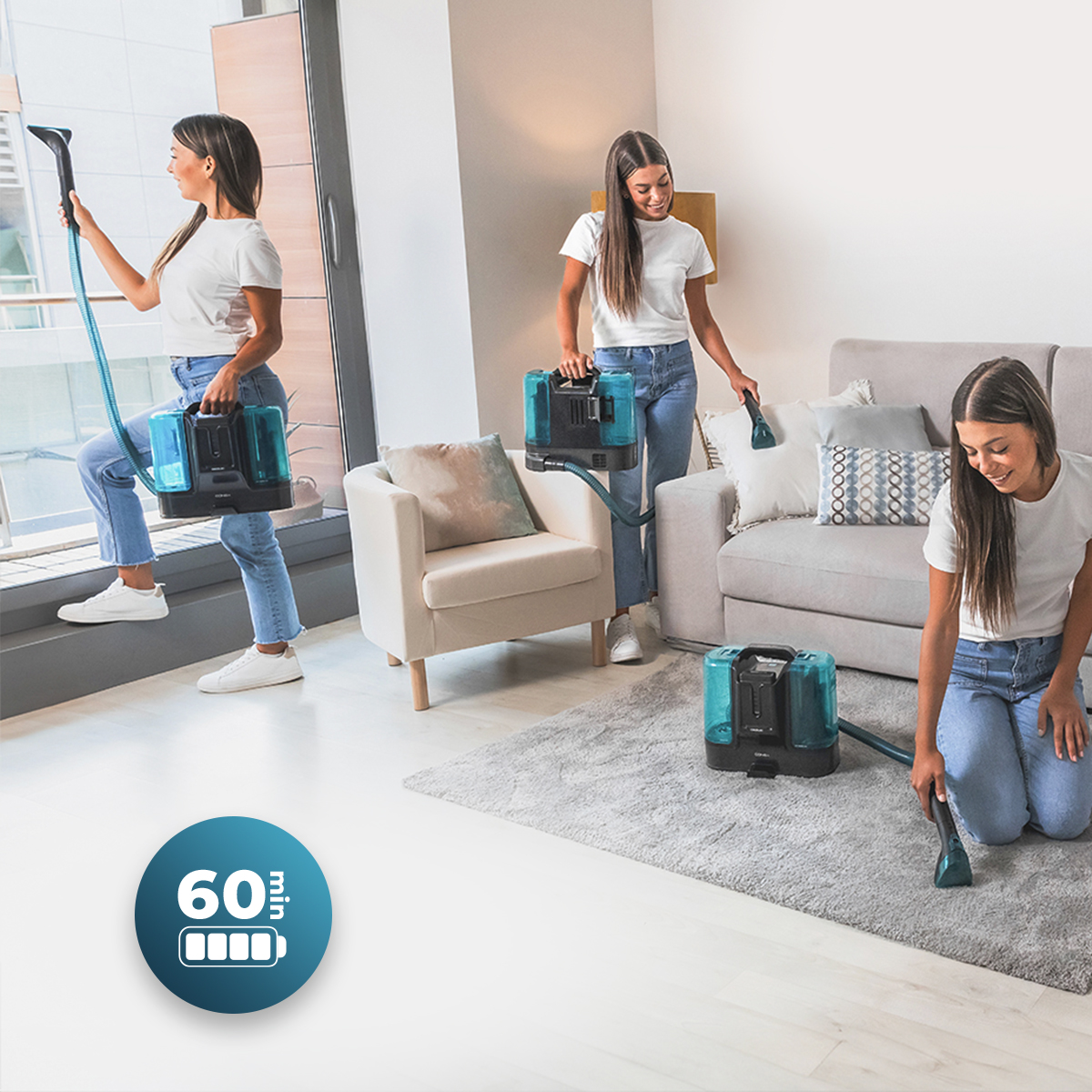Una mujer con camisa blanca y jeans usa una aspiradora de mano azul en varios lugares de la habitación.
