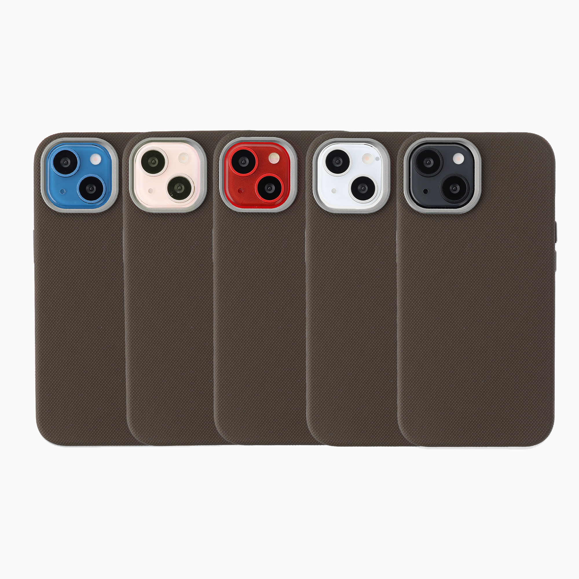 Cinque smartphone in custodia marrone con moduli fotocamera di diversi colori su sfondo bianco.