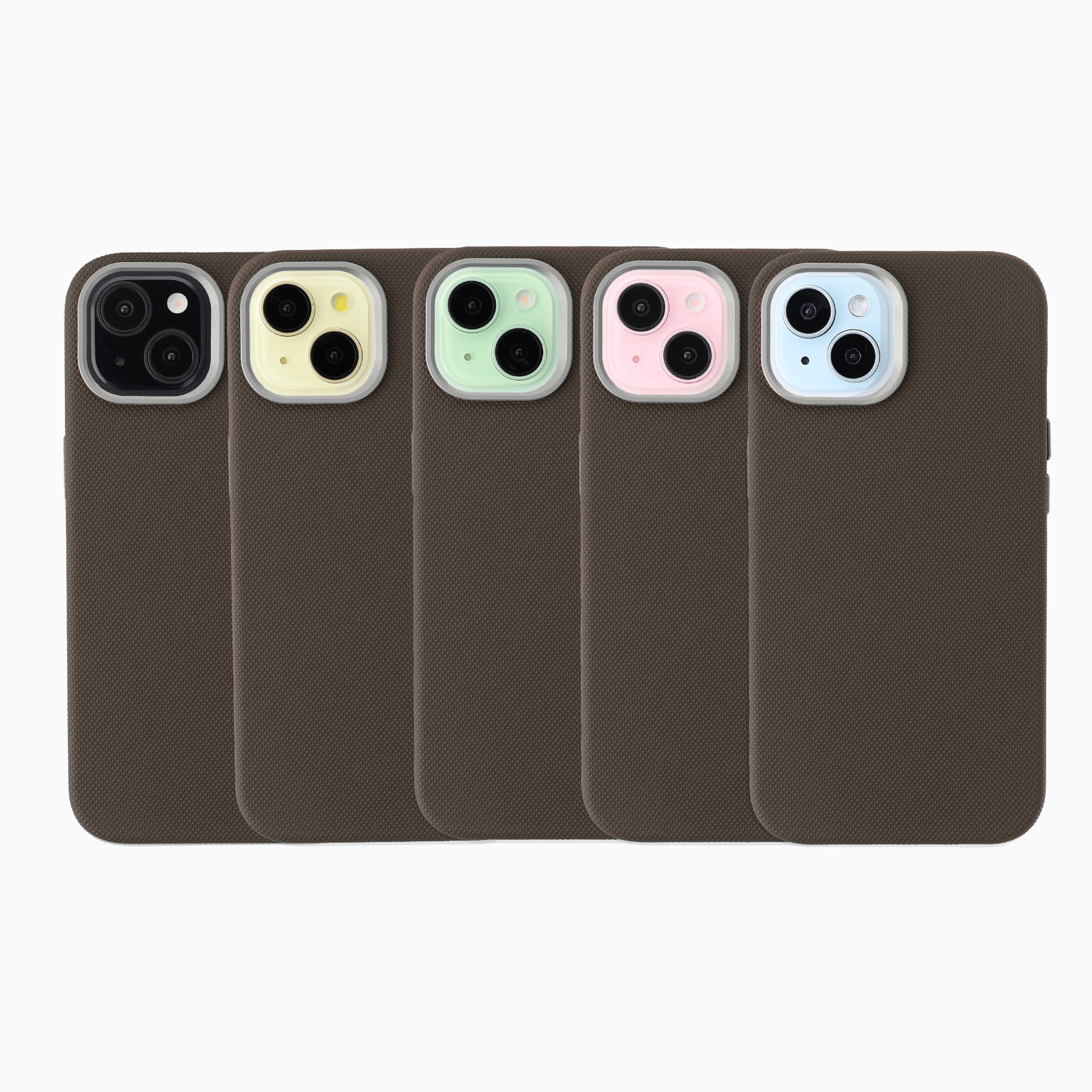 Vijf bruine telefoonhoesjes met gestructureerde achterkant en gekleurde camerarand in zwart, geel, groen, roze en blauw.