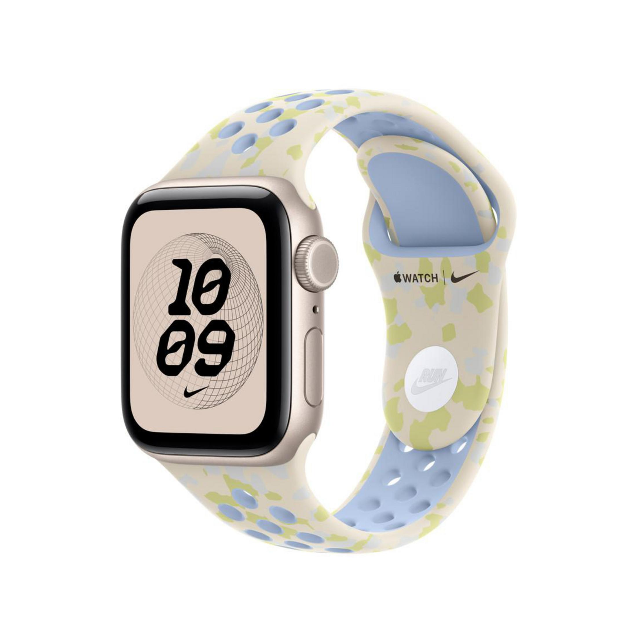 Eine Apple Watch mit gemustertem Nike Sportarmband zeigt 10:09 Uhr auf weißem Hintergrund.