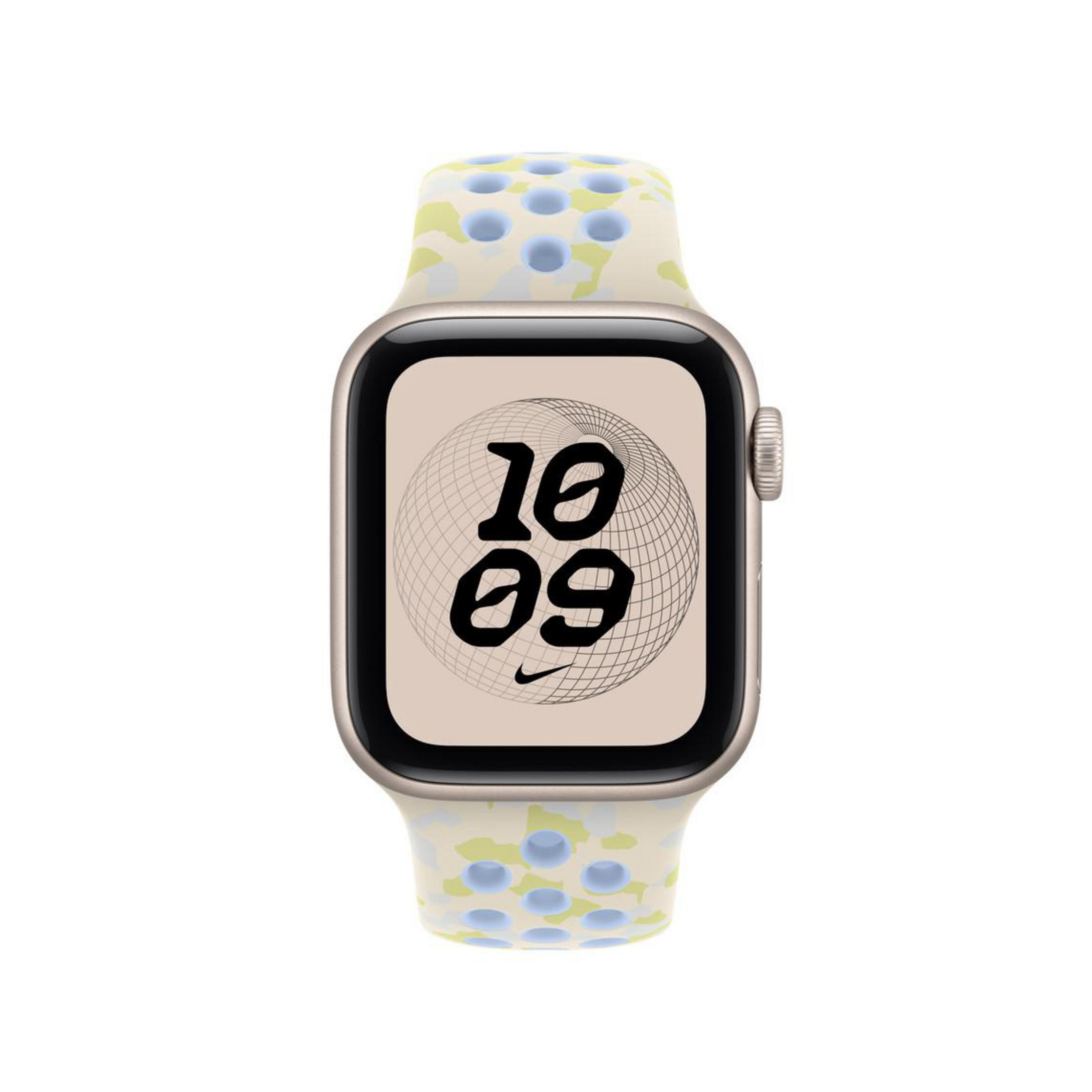 Eine Smartwatch mit goldenem Gehäuse und gemustertem Armband zeigt die Uhrzeit 10:09 vor hellem Hintergrund.