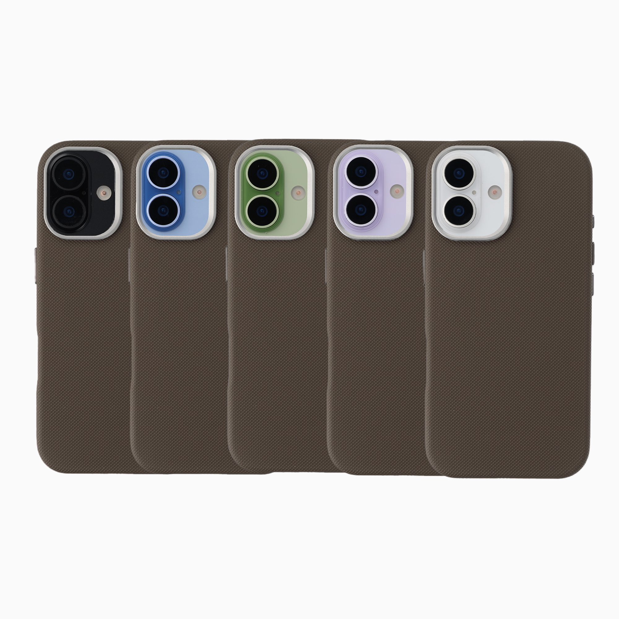 Cinque cover per smartphone marroni con bordi della fotocamera colorati su sfondo bianco.