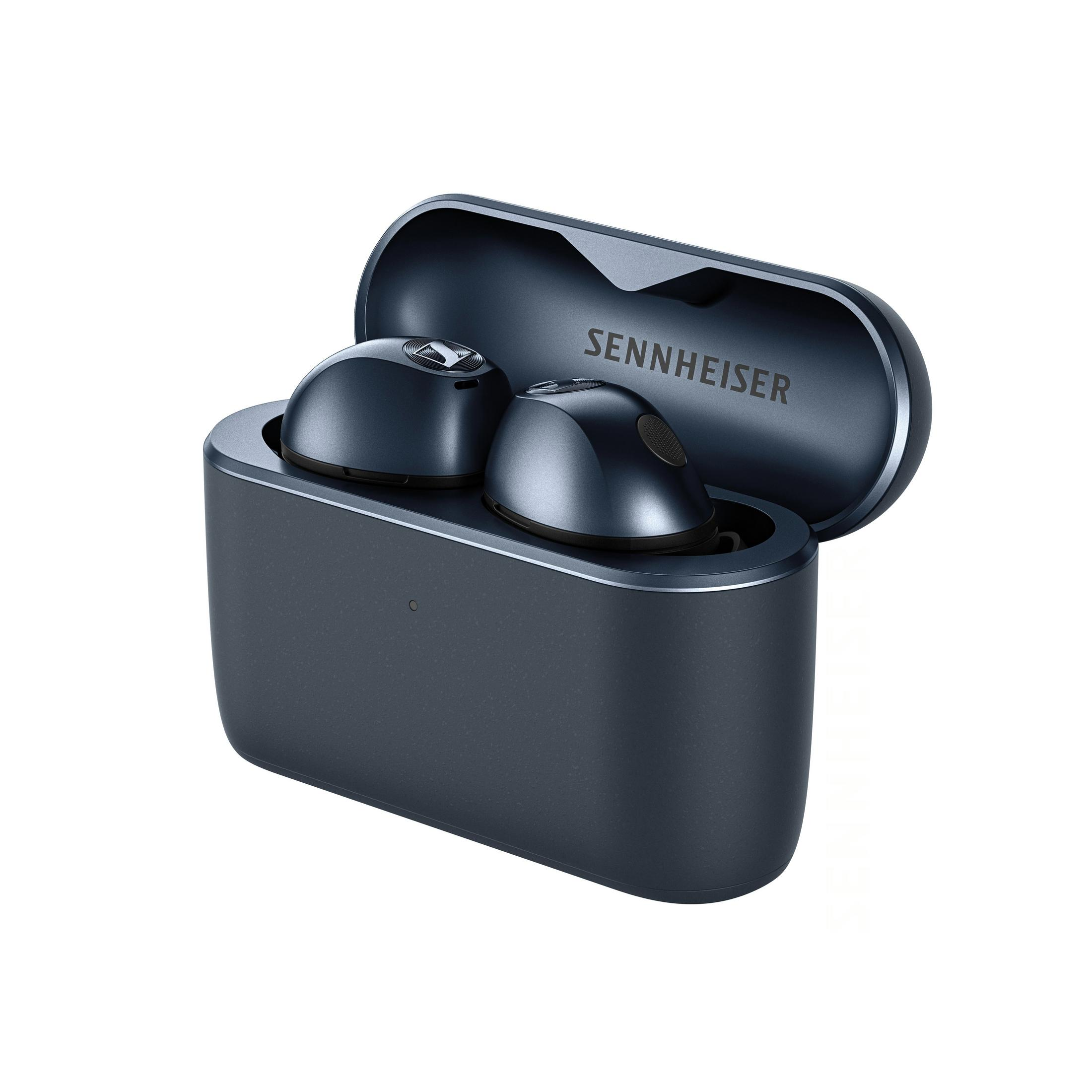Auriculares inalámbricos Sennheiser azul oscuro en estuche de carga abierto sobre fondo blanco.
