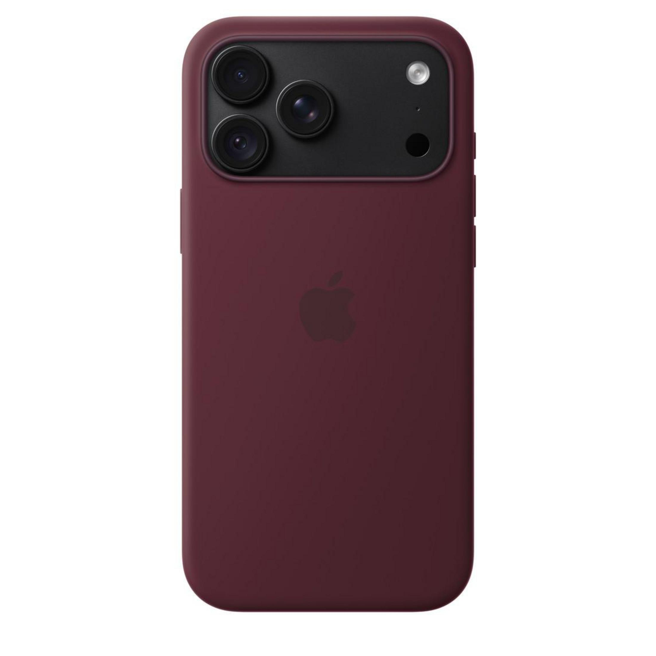 Achterkant van een rode smartphone in een beschermhoes met drievoudige camera en Apple-logo.