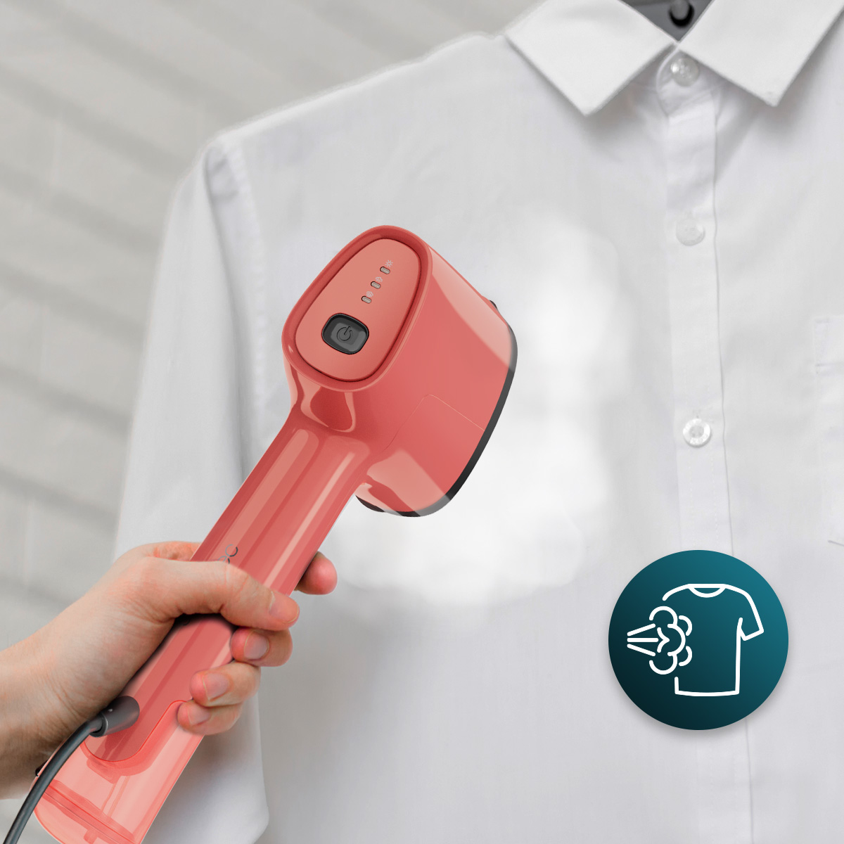 Un vaporizzatore per indumenti portatile che emette vapore su una camicia bianca.