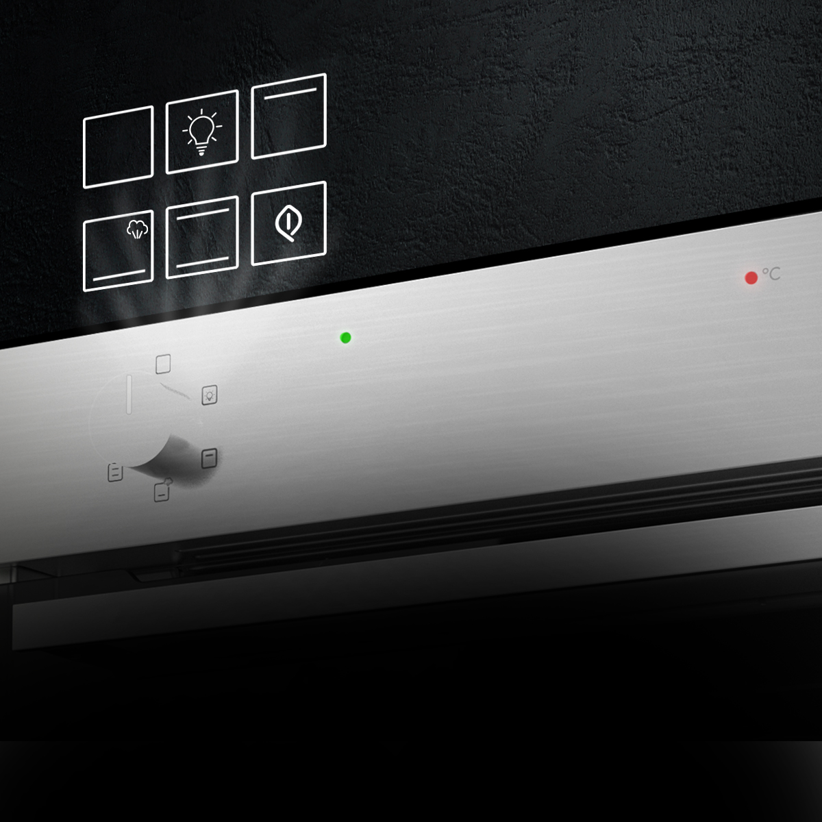 Panel de control de horno de acero inoxidable con mando giratorio, luces indicadoras y símbolos contra una pared oscura.