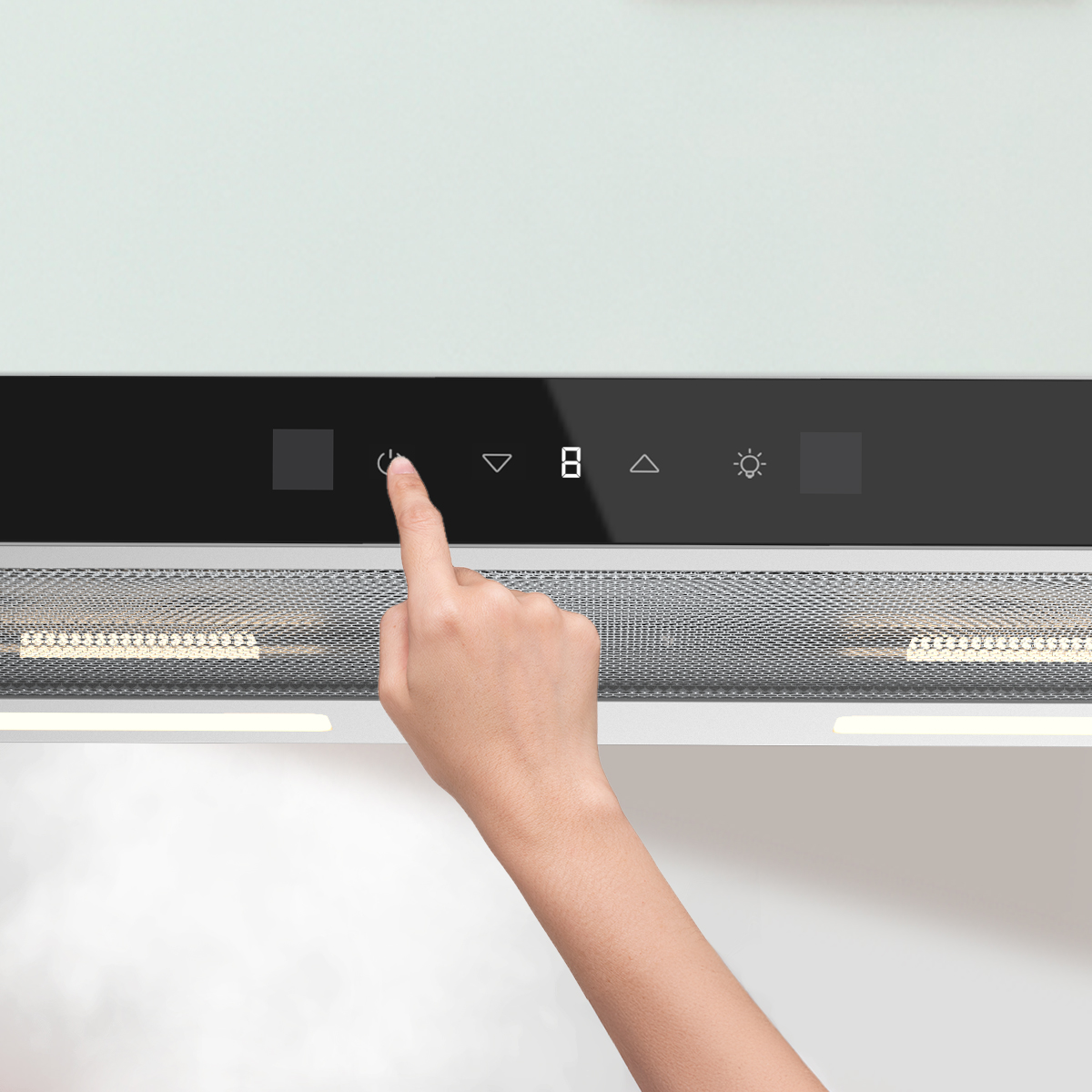 Una mano presionando el panel de control táctil de una campana extractora.