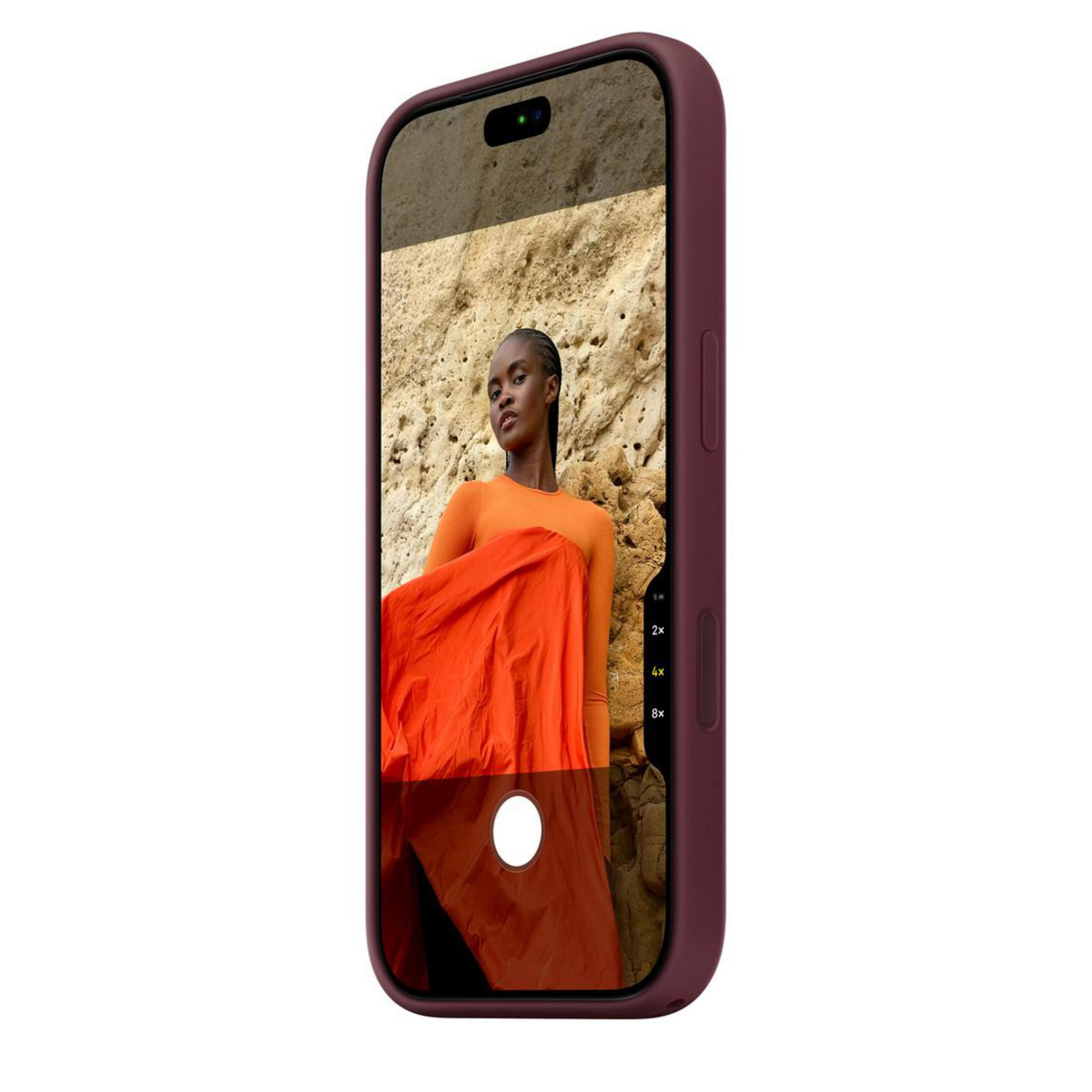 Uno smartphone in una cover viola mostra la foto di una donna in abito arancione.