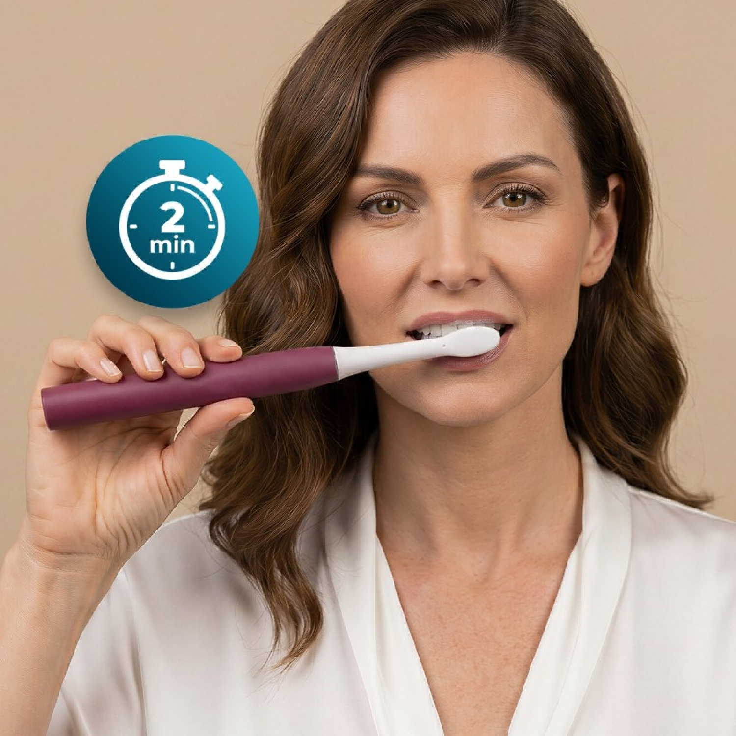 Una mujer se cepilla los dientes con un cepillo eléctrico morado, junto a un icono azul de temporizador de dos minutos.