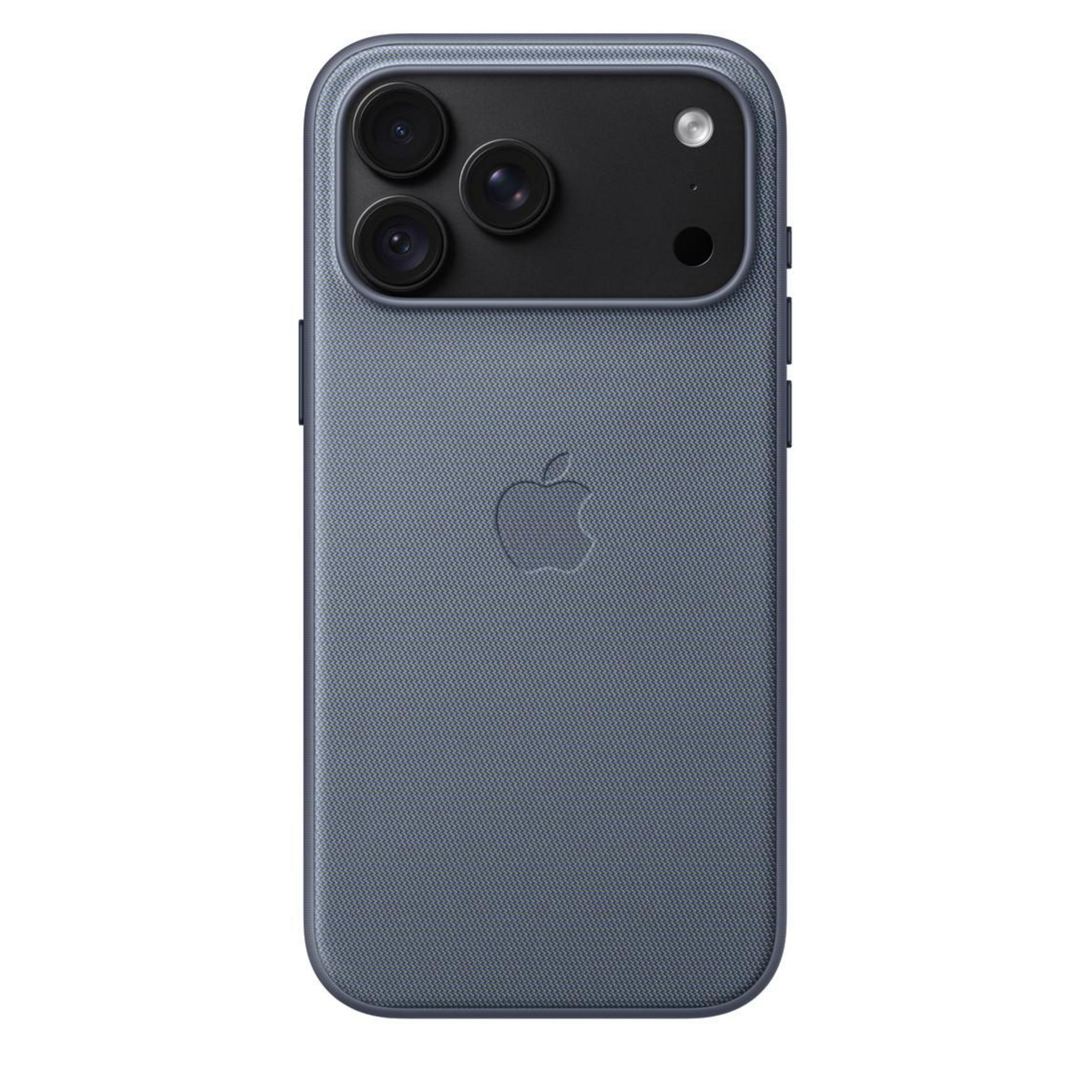 Parte trasera de un smartphone azul con funda texturizada, triple cámara y logo de Apple.