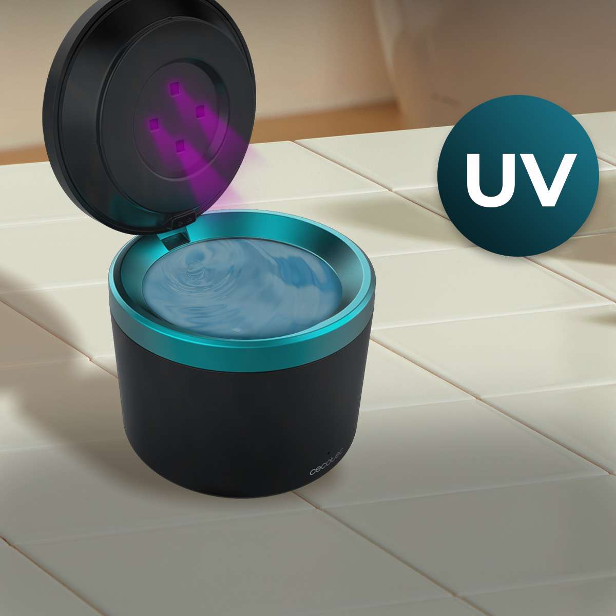 Una fuente de agua para mascotas negra y turquesa con luz UV brillando desde la tapa abierta sobre el agua.