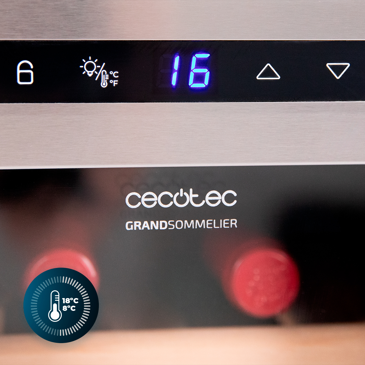Display digitale di una cantinetta Cecotec che mostra 16 gradi con pulsanti a sfioramento.