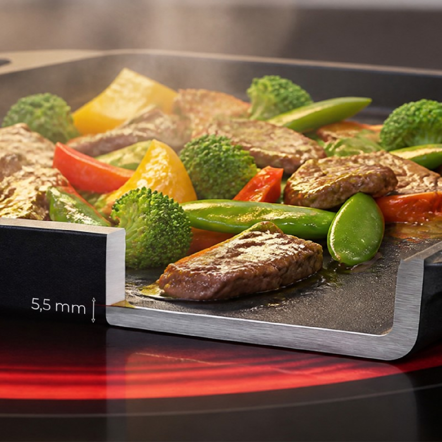 Filete y verduras cocinándose en una plancha teppanyaki de 5,5 mm.
