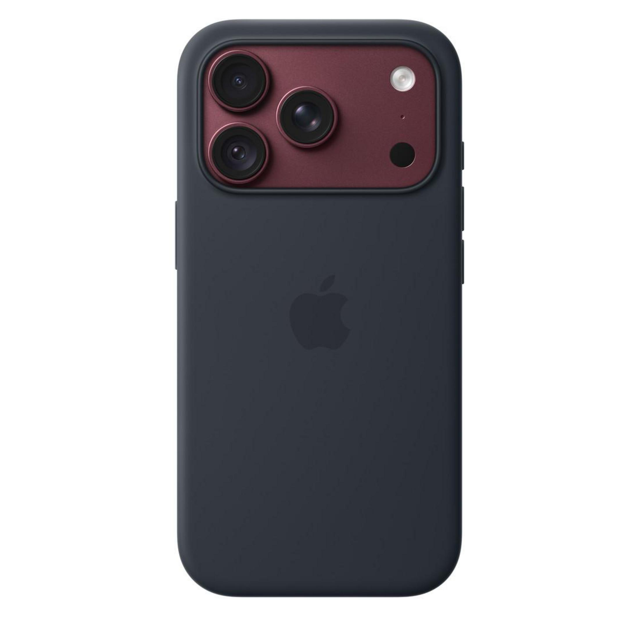 Un smartphone oscuro con funda negra, módulo de cámara burdeos, tres lentes, flash y el logo de Apple en el centro.
