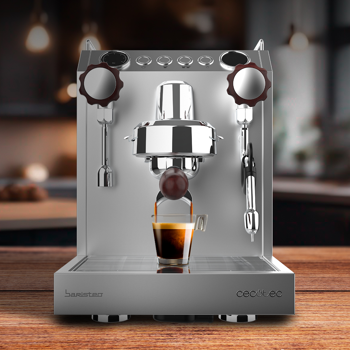 Una cafetera de acero inoxidable sobre una mesa de madera prepara café fresco en una taza.