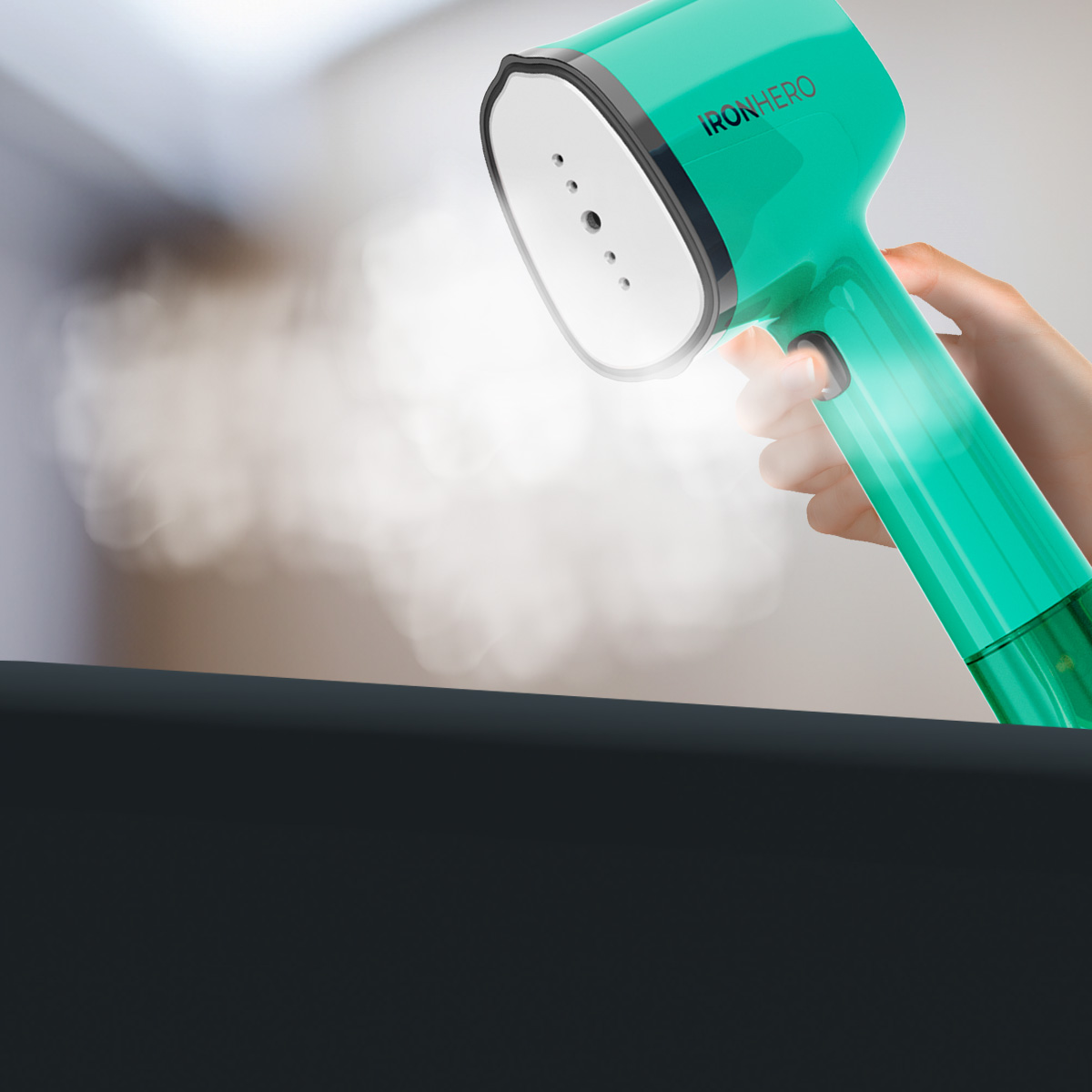 Una mano sostiene un vaporizador de prendas verde brillante que emite vapor.