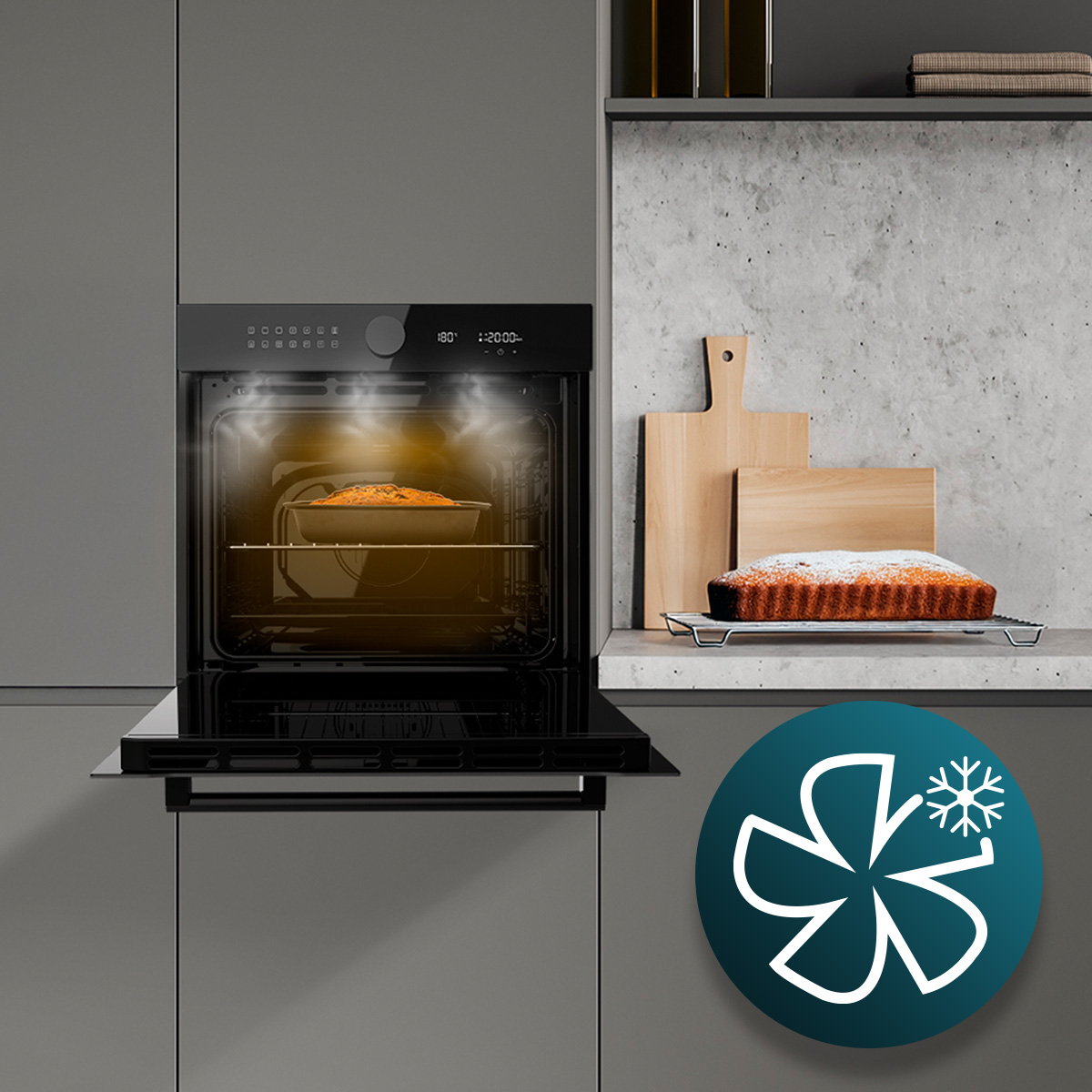 Un horno negro empotrable con interior humeante y un molde, junto a una encimera con productos horneados y un icono de ventilador.