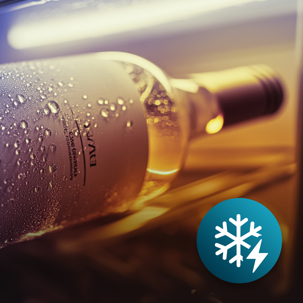 Una bottiglia di vino fredda e bagnata riposa in un frigo con l'icona di un fiocco di neve blu.