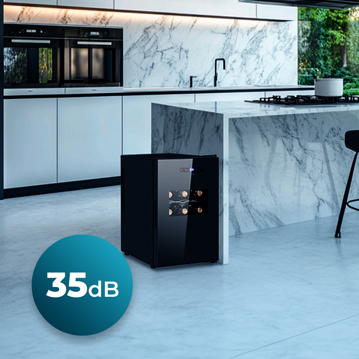 Una cantinetta per vini nera in una moderna cucina in marmo con badge blu da 35 dB.