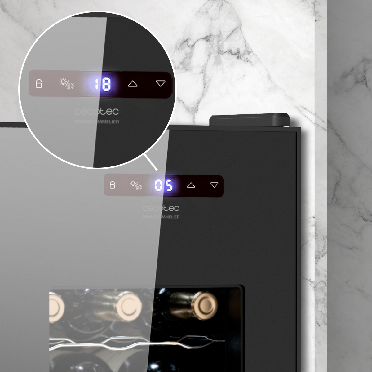 Una cantinetta per vino nera Cecotec con display digitale che mostra la temperatura e bottiglie visibili.