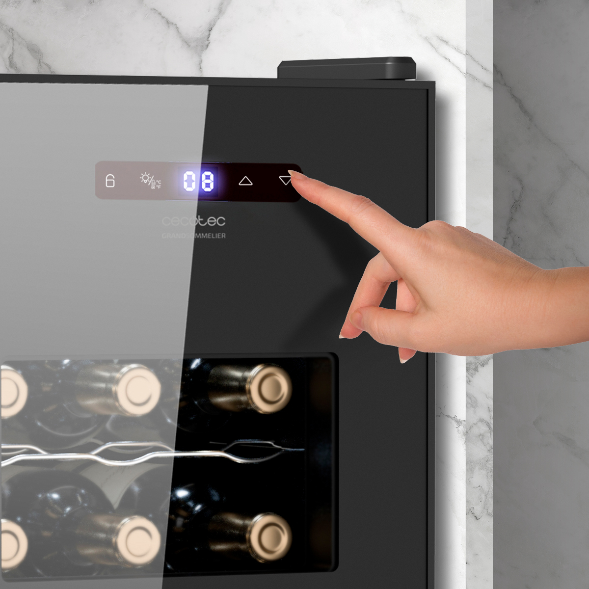 Mano che tocca il display touch digitale di una cantinetta per vini nera, con bottiglie visibili sotto.
