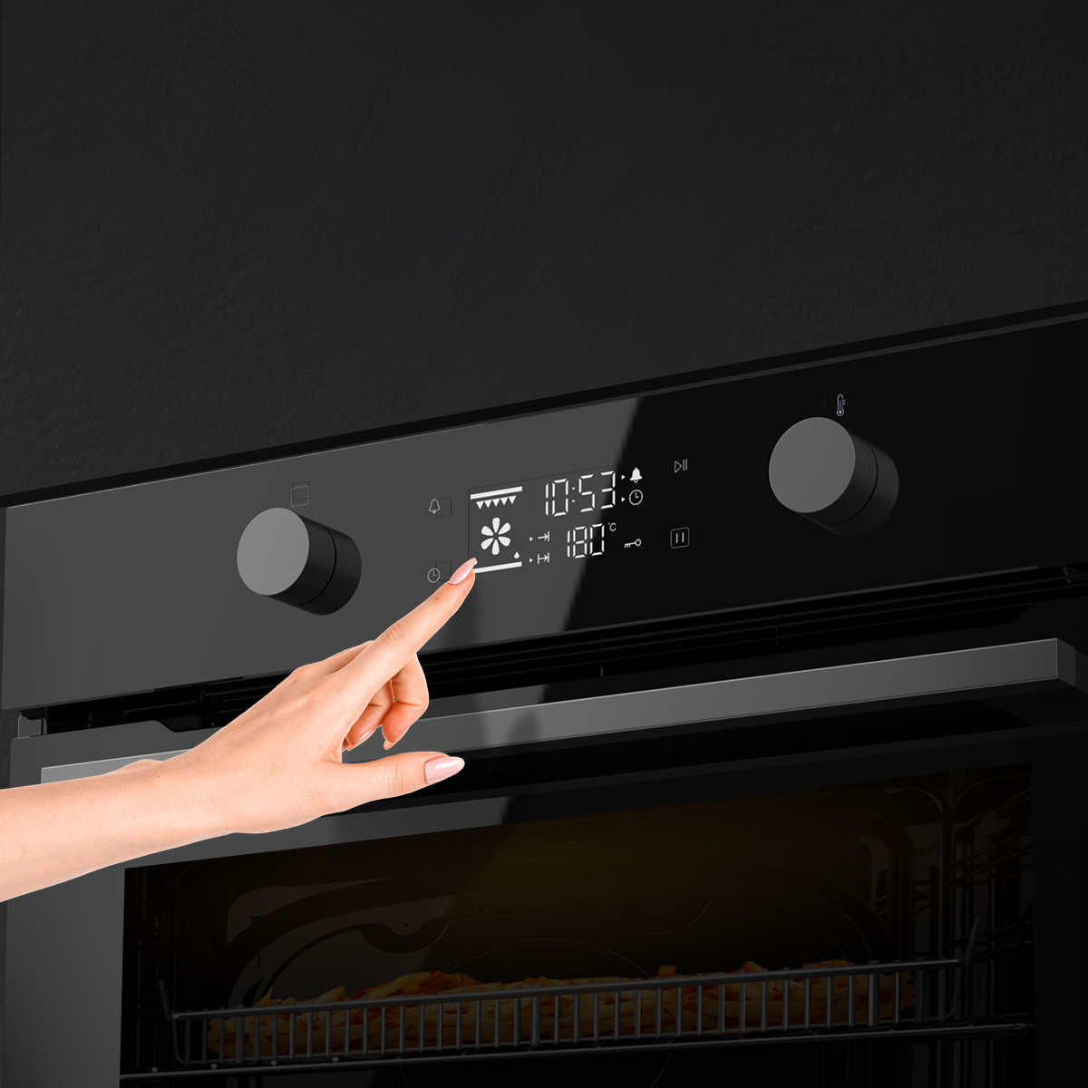 Mano tocando el panel de control táctil digital de un horno negro con símbolos de cocción y hora.