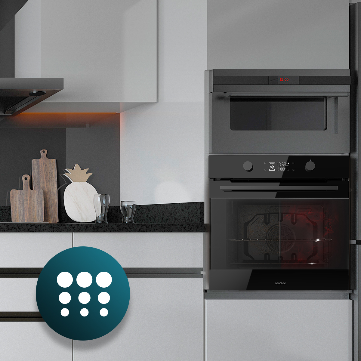 Una cocina moderna con tablas de cortar, decoración de piña, vasos y un horno y microondas negros empotrados.