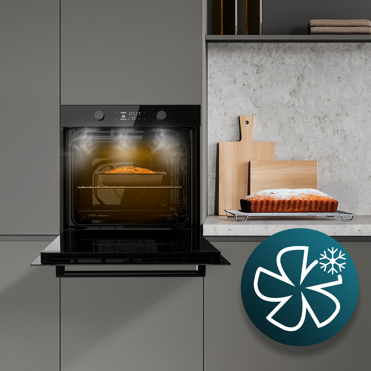 Un horno negro con vapor hornea comida, junto a una encimera con tablas de cortar de madera y un pastel.