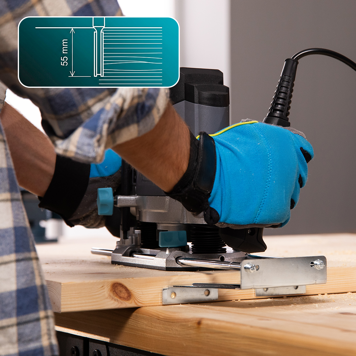Persona cortando madera con una fresadora eléctrica usando guantes protectores azules.